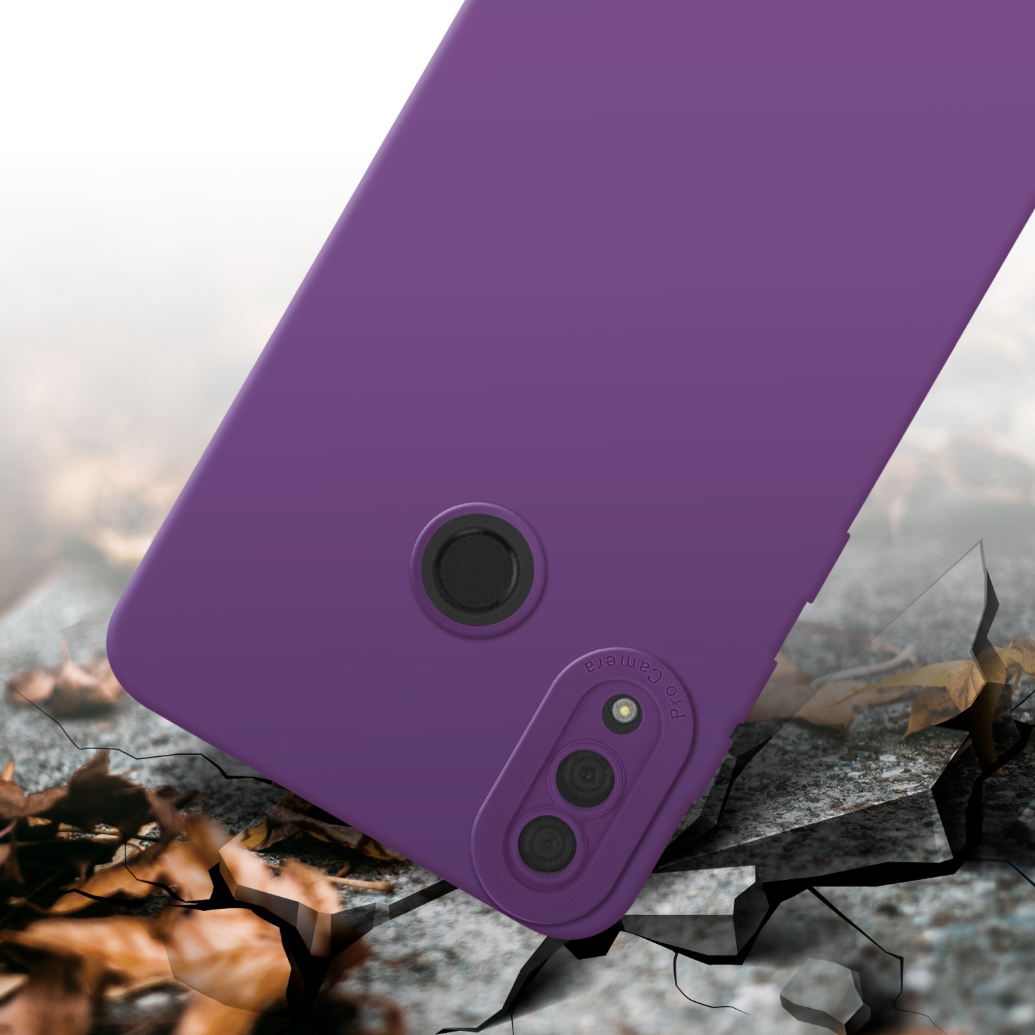 Une coque de téléphone violette sur une surface craquelée avec des feuilles. Module de caméra pro.