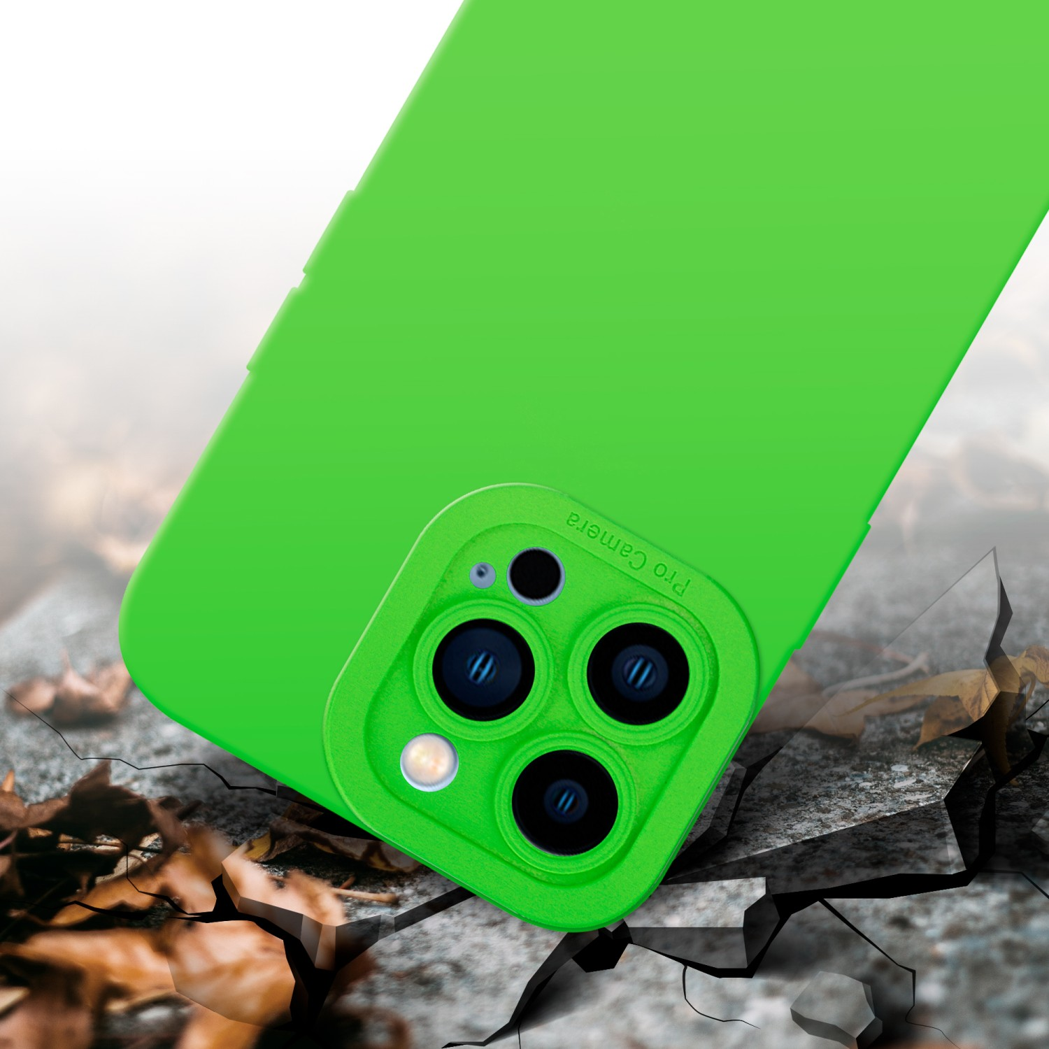 Una custodia per telefono verde su cemento incrinato. La fotocamera del telefono è visibile.