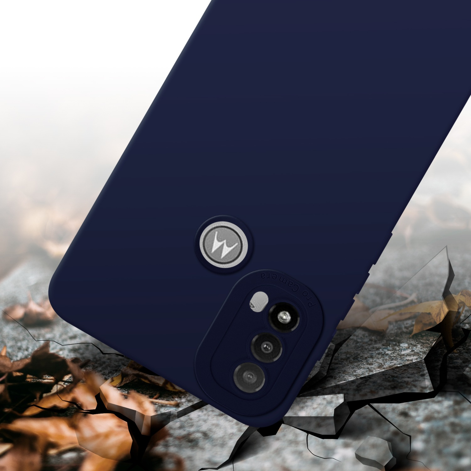 Una custodia per telefono blu scuro con logo Motorola poggia su una superficie incrinata con foglie autunnali.
