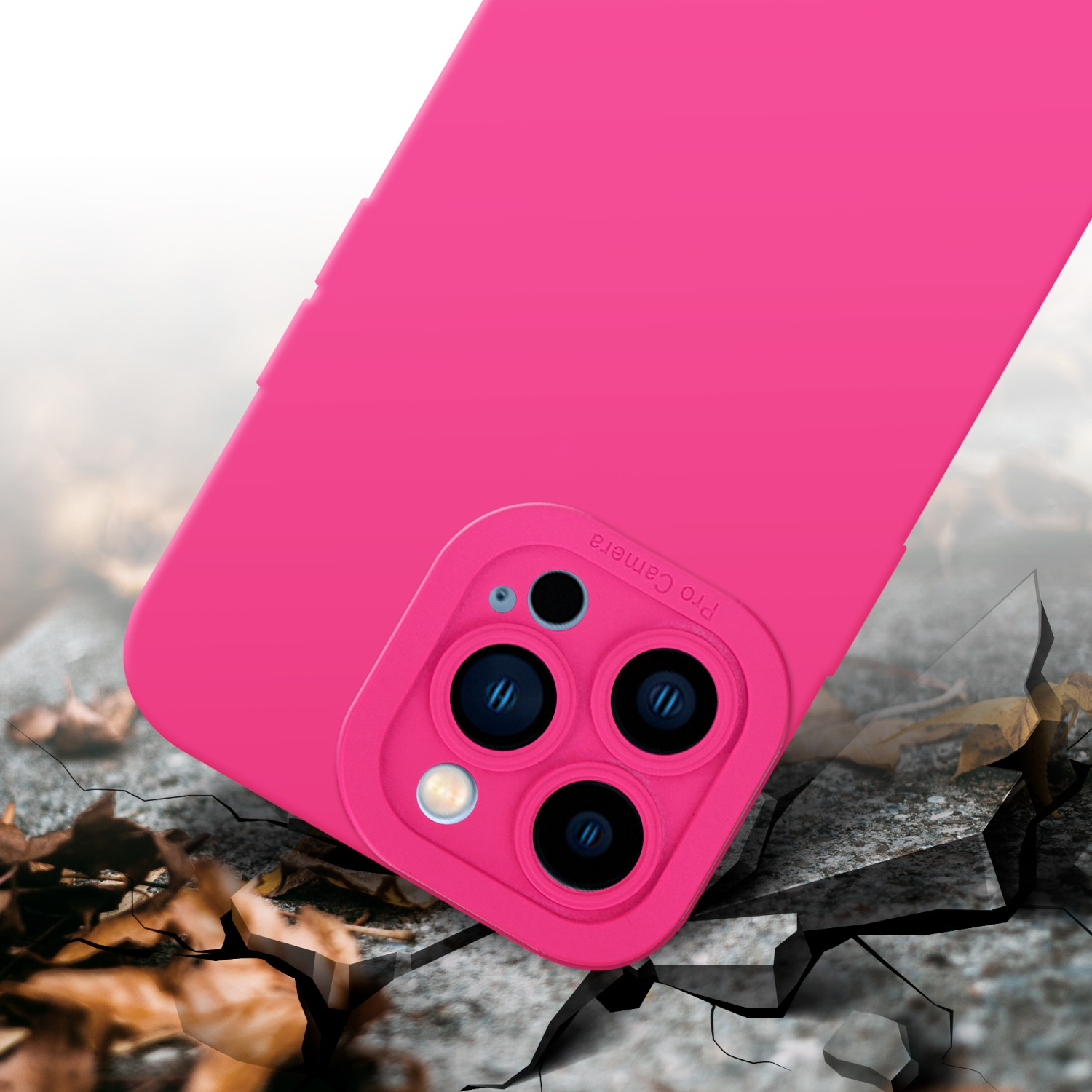 Custodia rosa con dettaglio fotocamera su superficie incrinata. Fotocamera con più lenti.