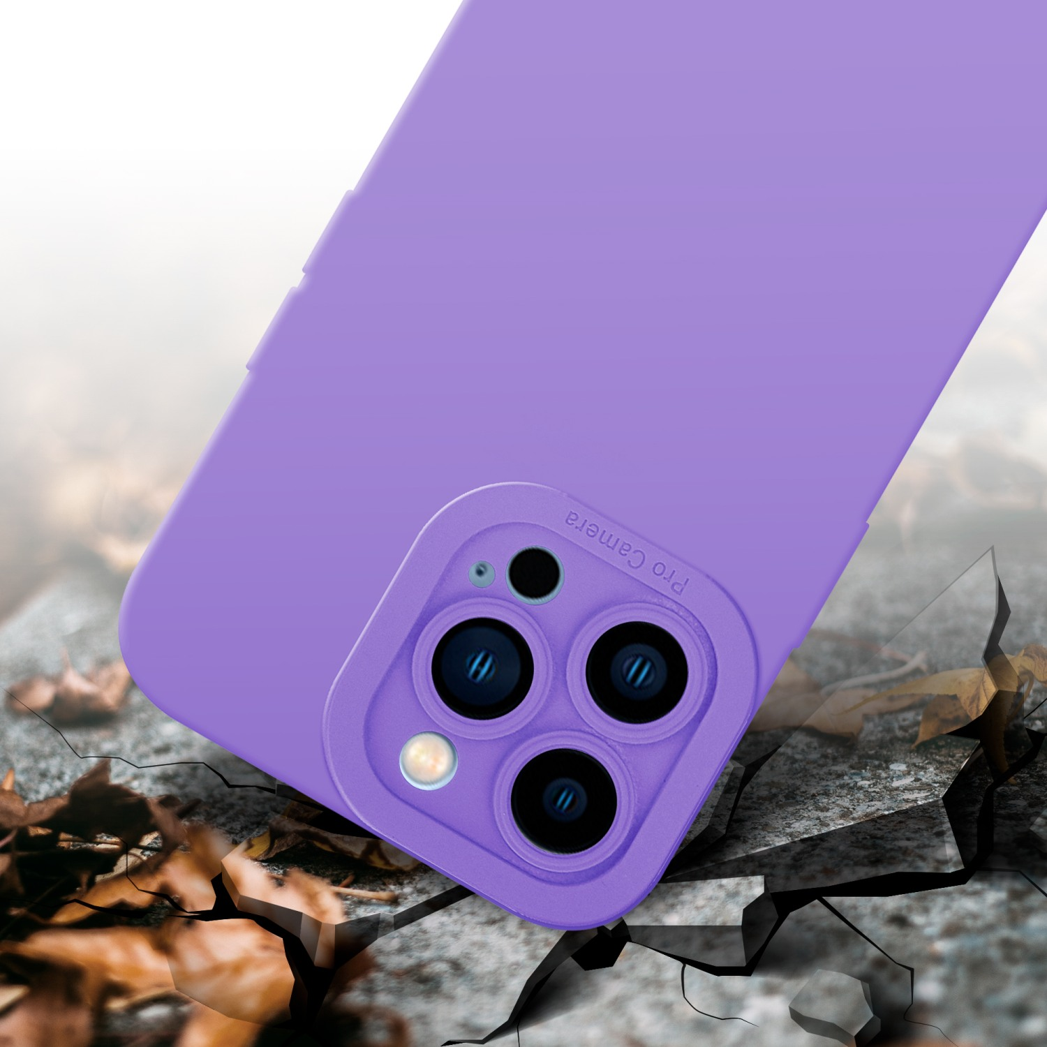 Custodia viola su terreno rotto. La custodia ha quattro fotocamere e la scritta Pro Camera.