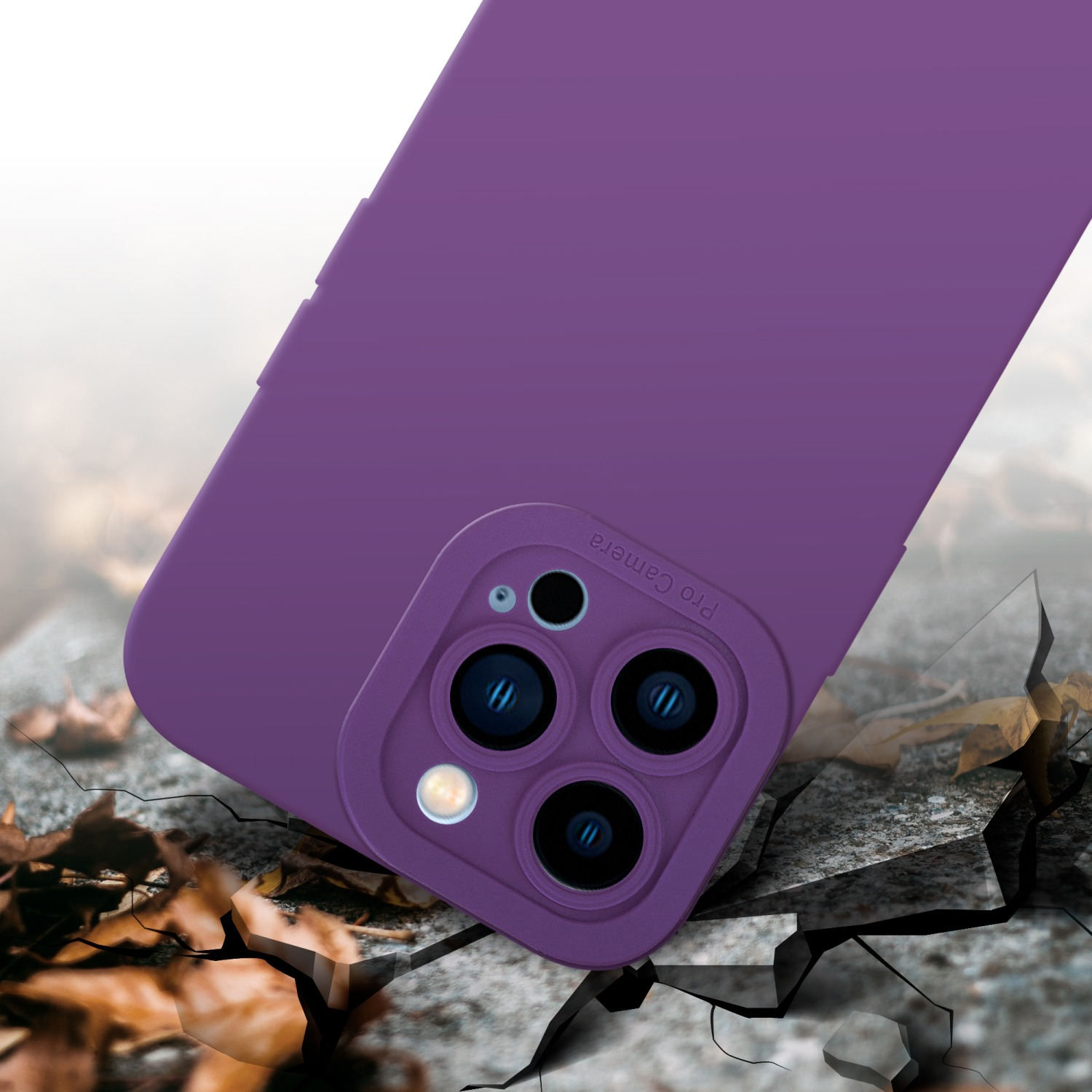 Custodia viola con fotocamera su una superficie rocciosa screpolata. Foglie a terra.
