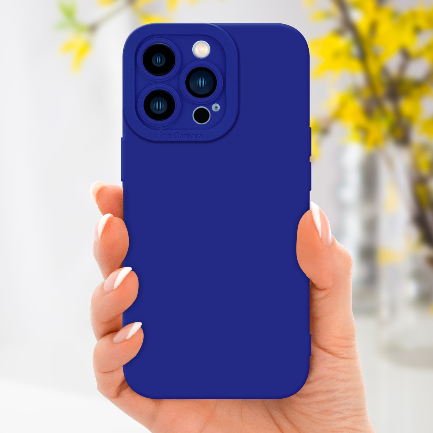 Mano che tiene una custodia blu per telefono. Fiori gialli sullo sfondo.