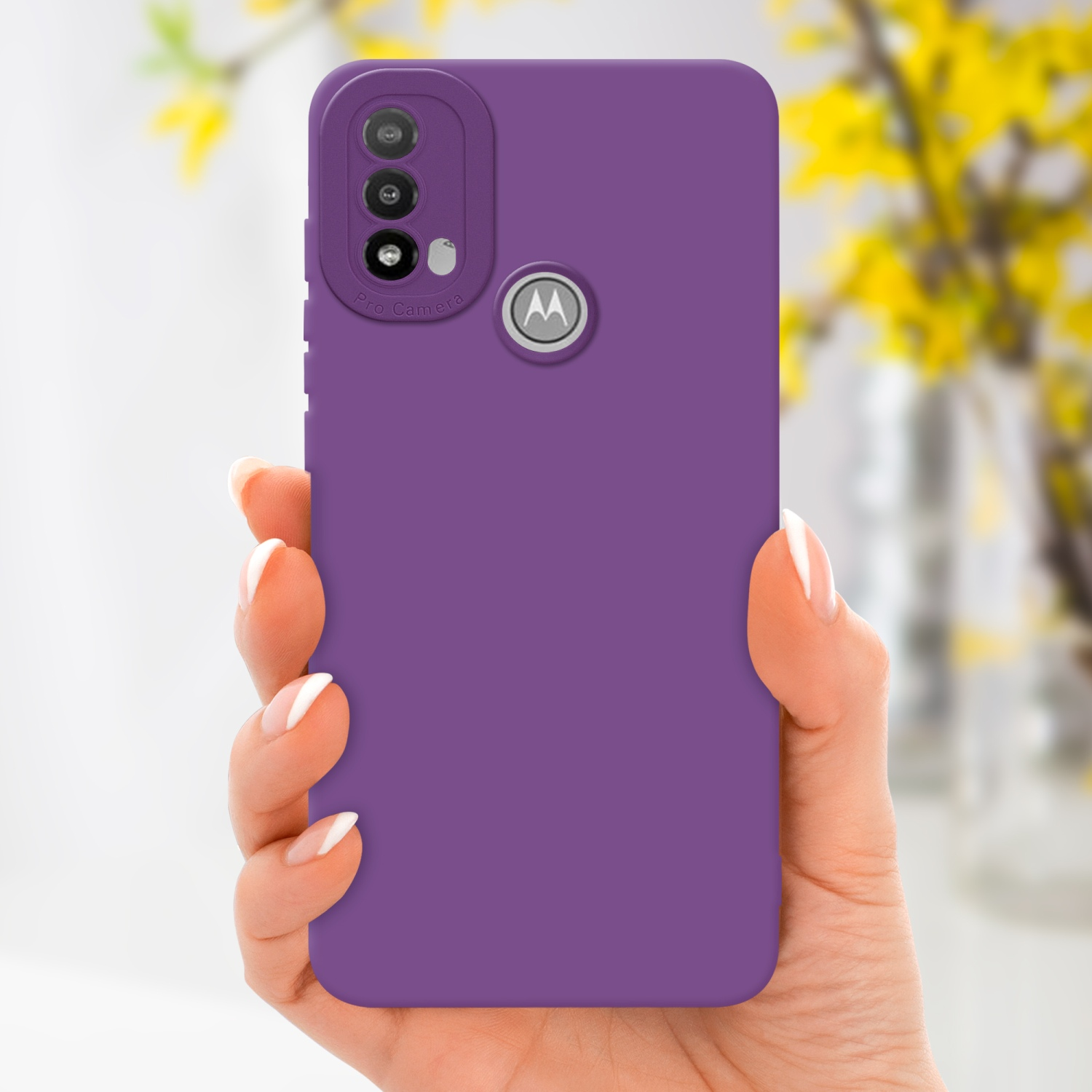 Mano che tiene una custodia viola con il logo Motorola. Fiori gialli sullo sfondo.