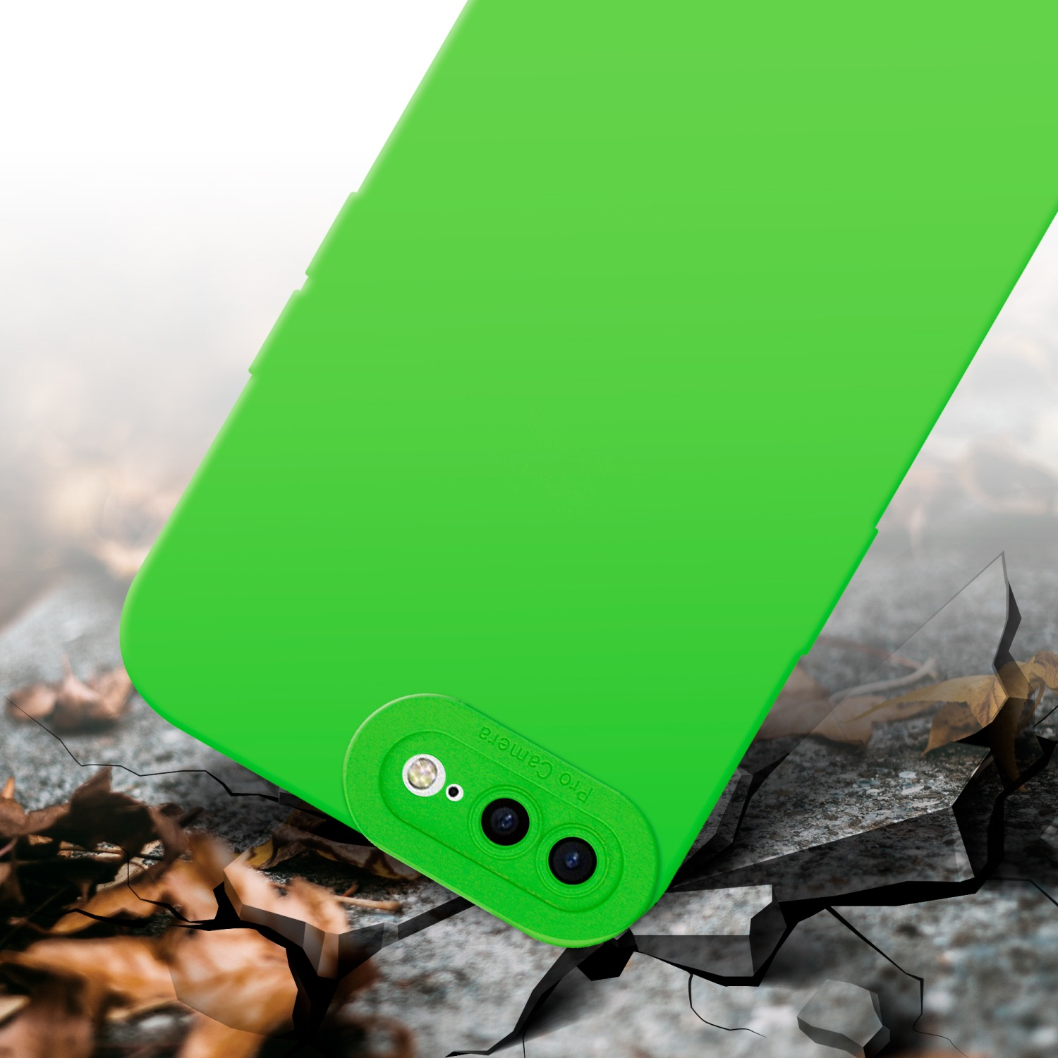 Custodia per telefono verde su una superficie incrinata con sfondo sfocato.