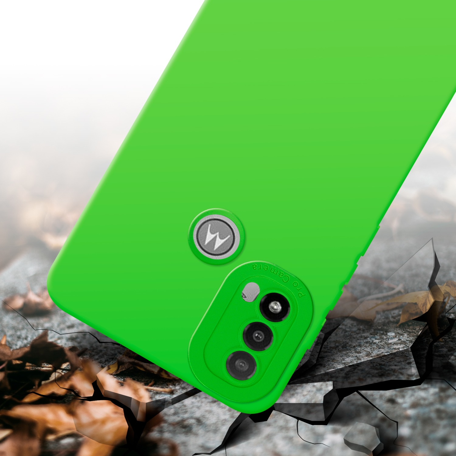 Custodia verde per telefono su terreno crepato. Logo Motorola sul retro, con tre lenti.