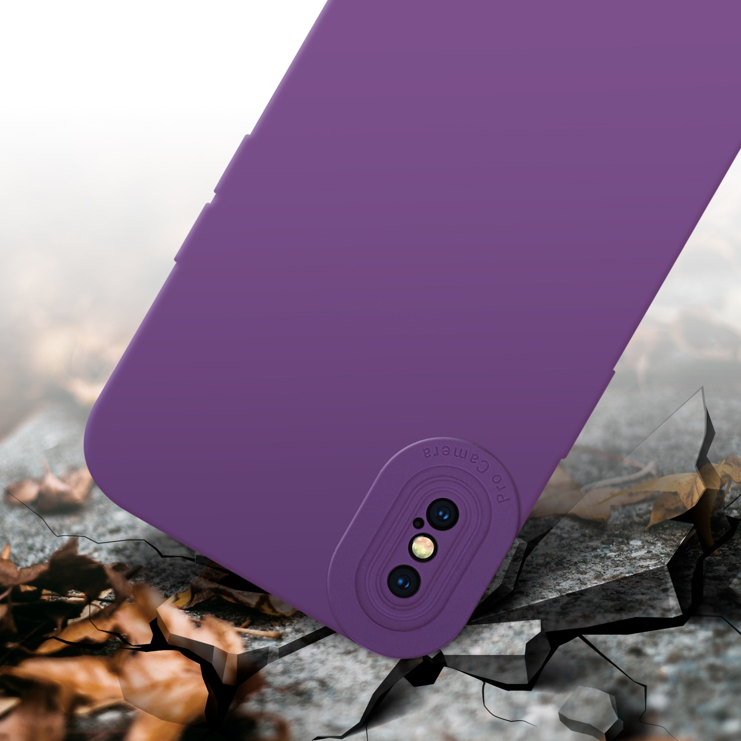 Custodia viola su superficie incrinata. Etichetta fotocamera.