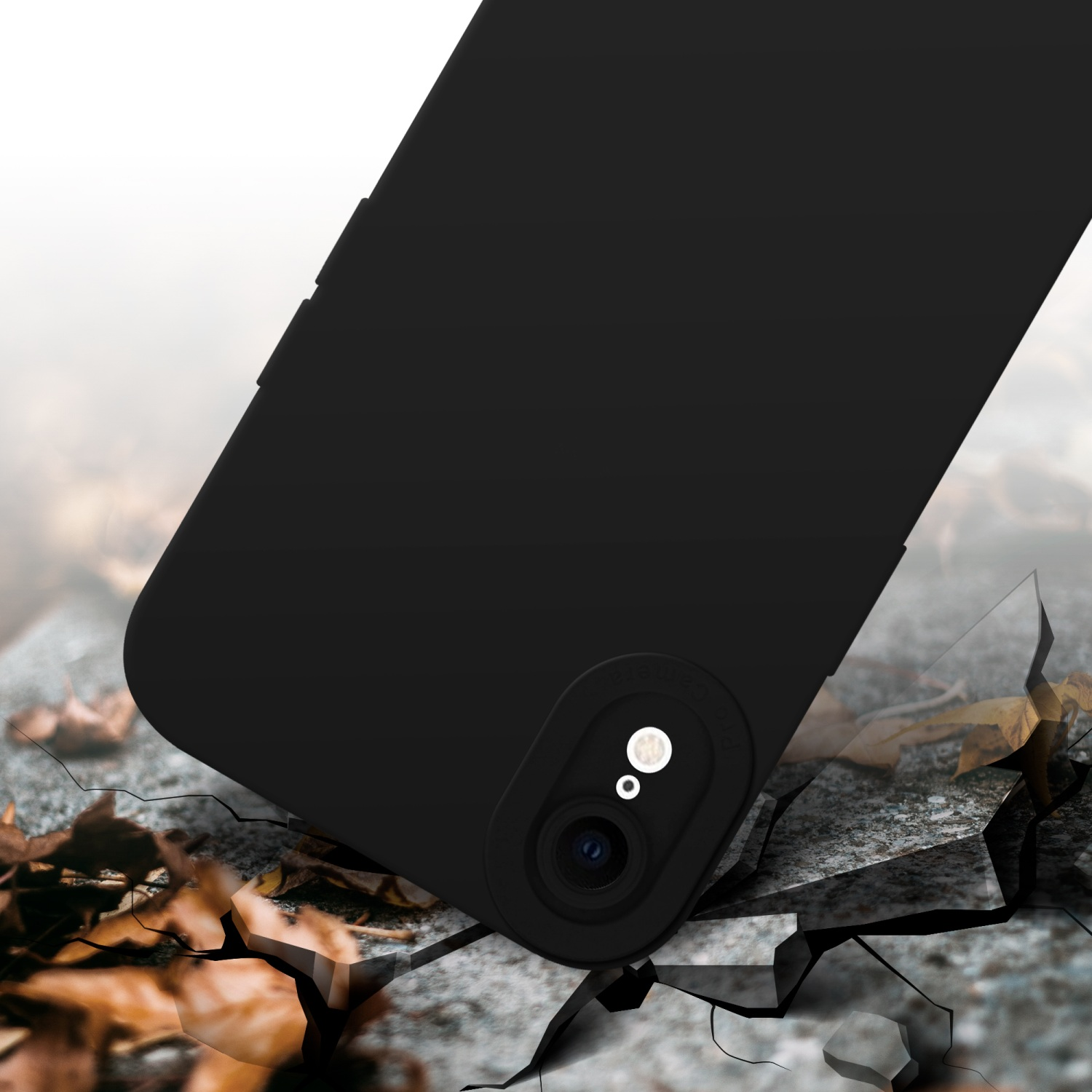 Custodia nera con fotocamera, angolata su una superficie di pietra incrinata con foglie.