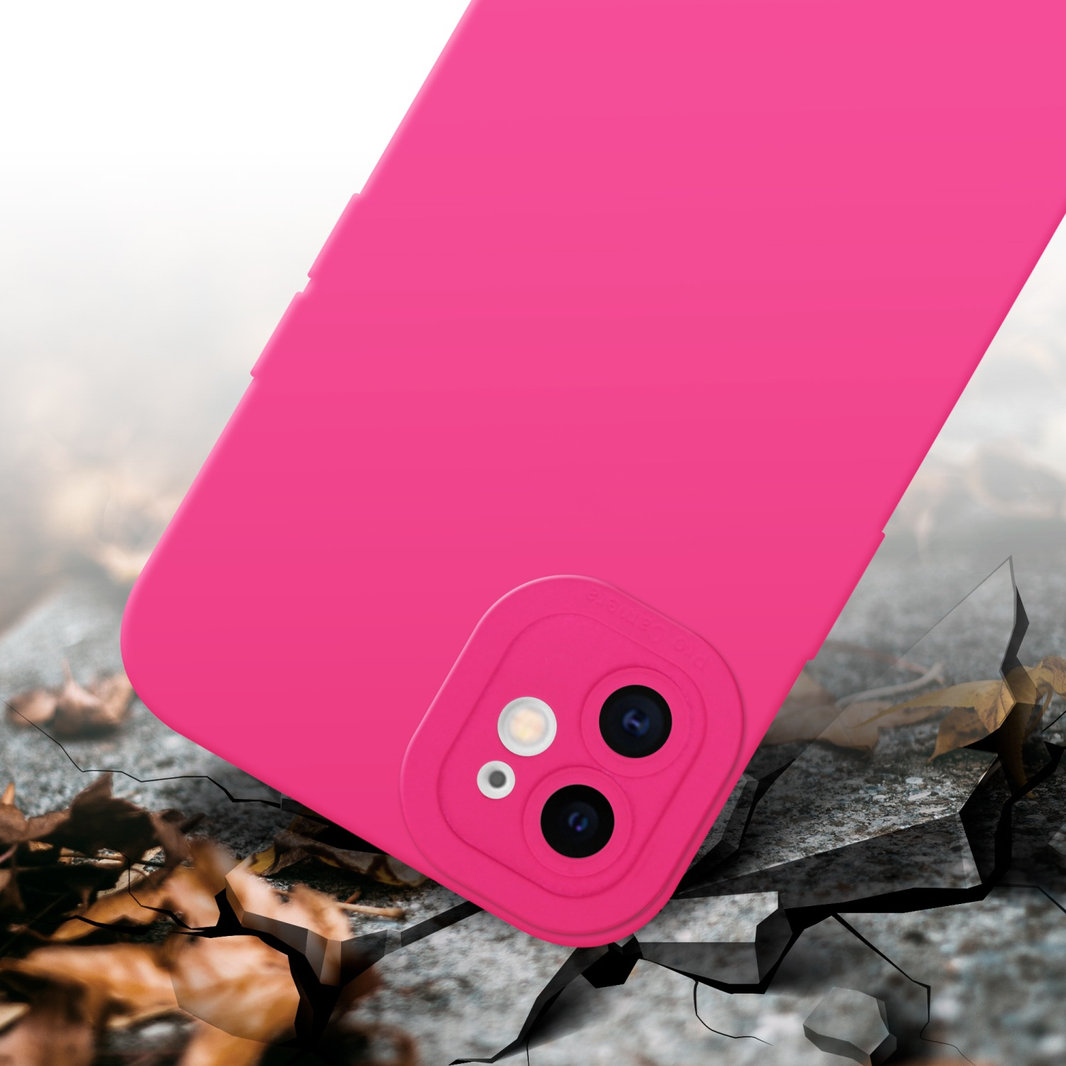 Una custodia per telefono rosa è su un terreno di pietra incrinata. Il telefono ha una fotocamera.