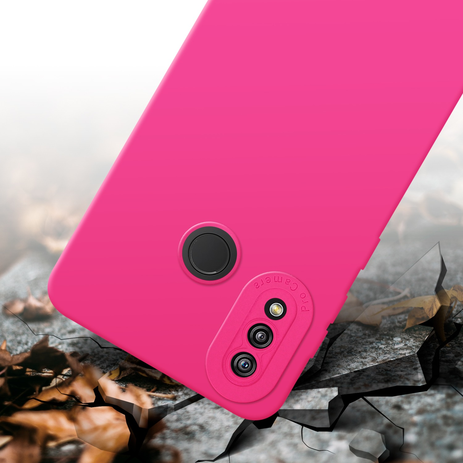 Custodia per telefono rosa con fotocamera. È su una superficie incrinata, con foglie.