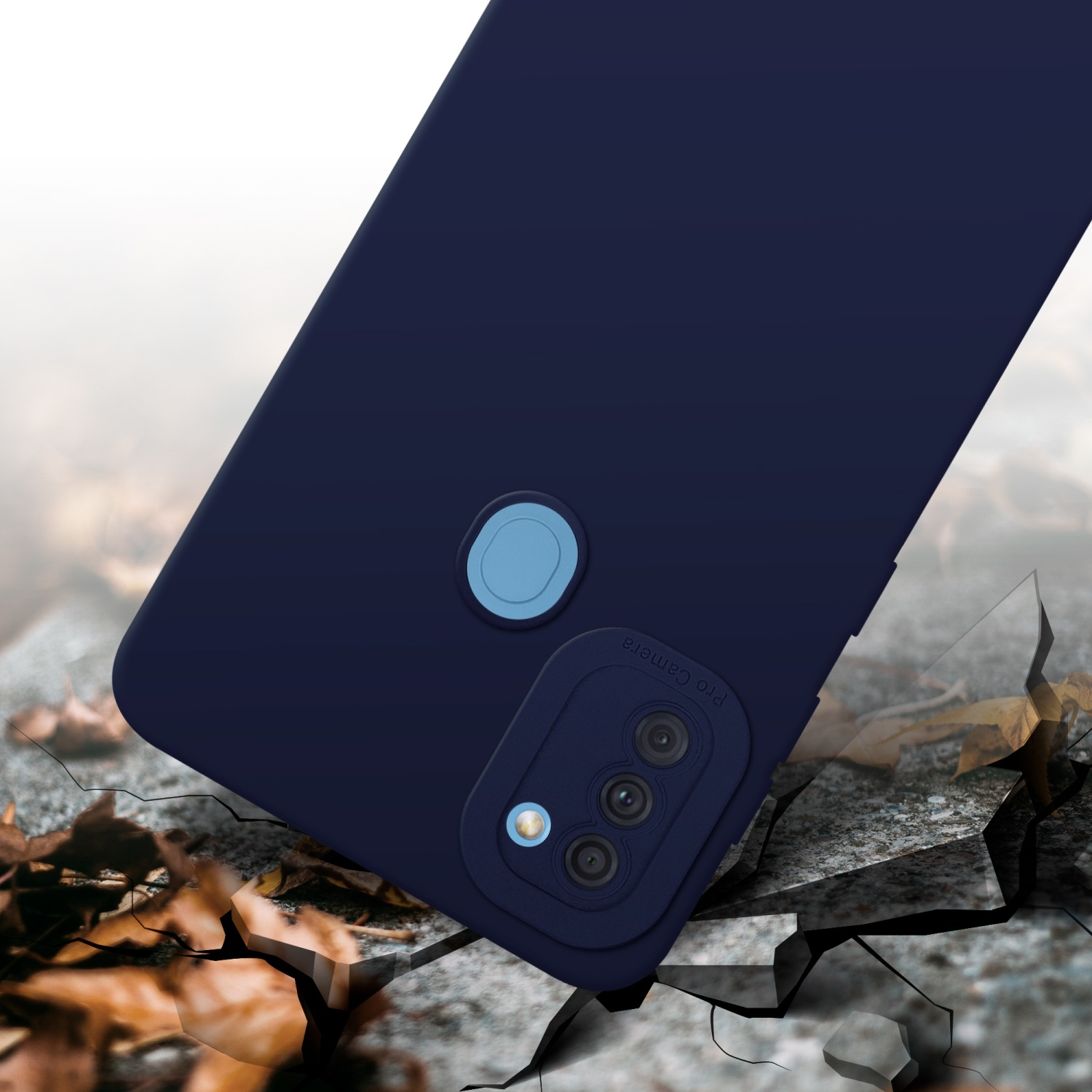 Custodia per telefono blu scuro su una superficie incrinata con foglie. La custodia ha un rigonfiamento della fotocamera.