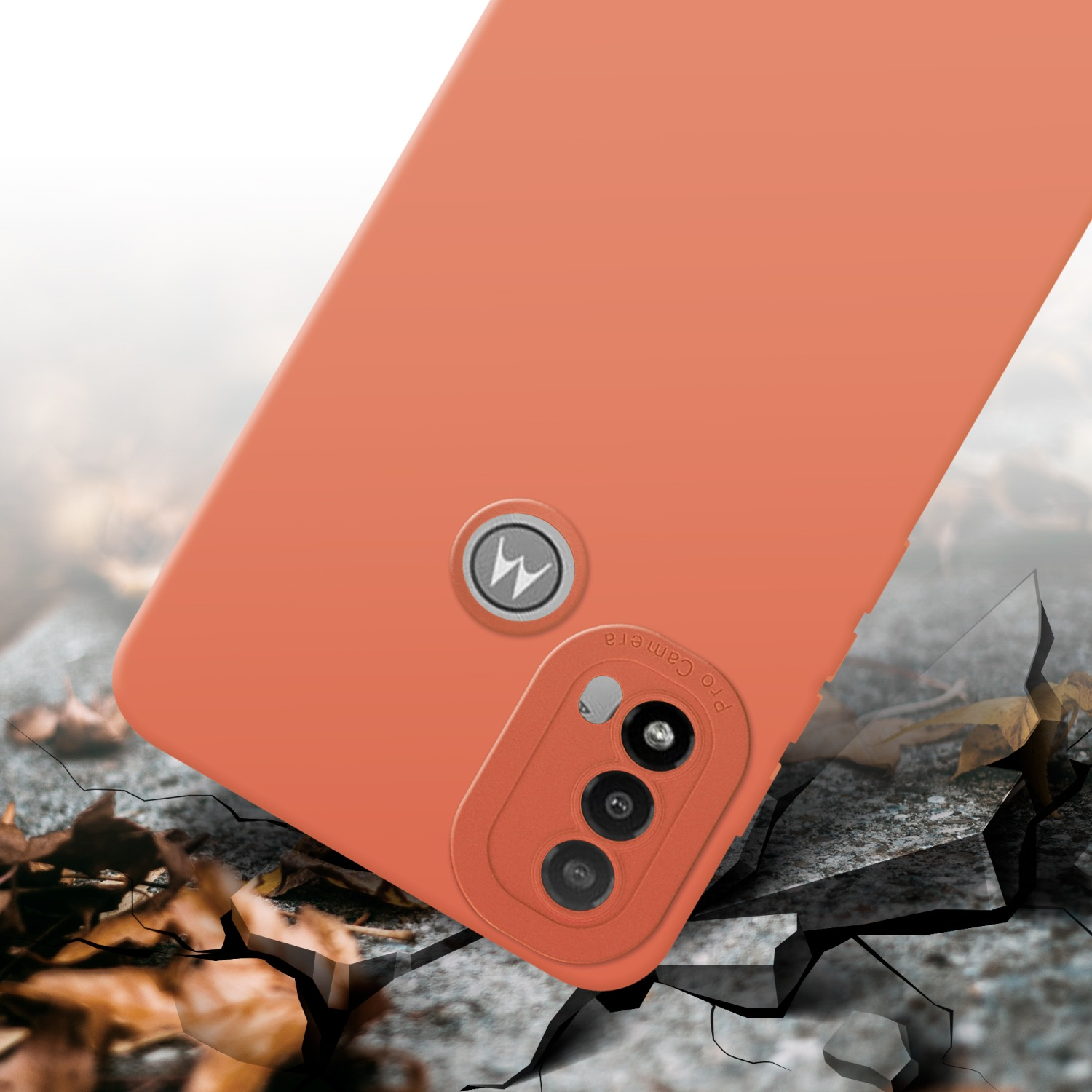Custodia per telefono arancione, su una superficie incrinata, con un logo Motorola. Una fotocamera è visibile.