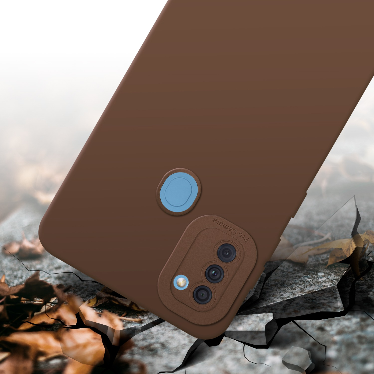 Custodia per telefono marrone con anello fotocamera blu, su superficie incrinata. Sfondo sfocato.