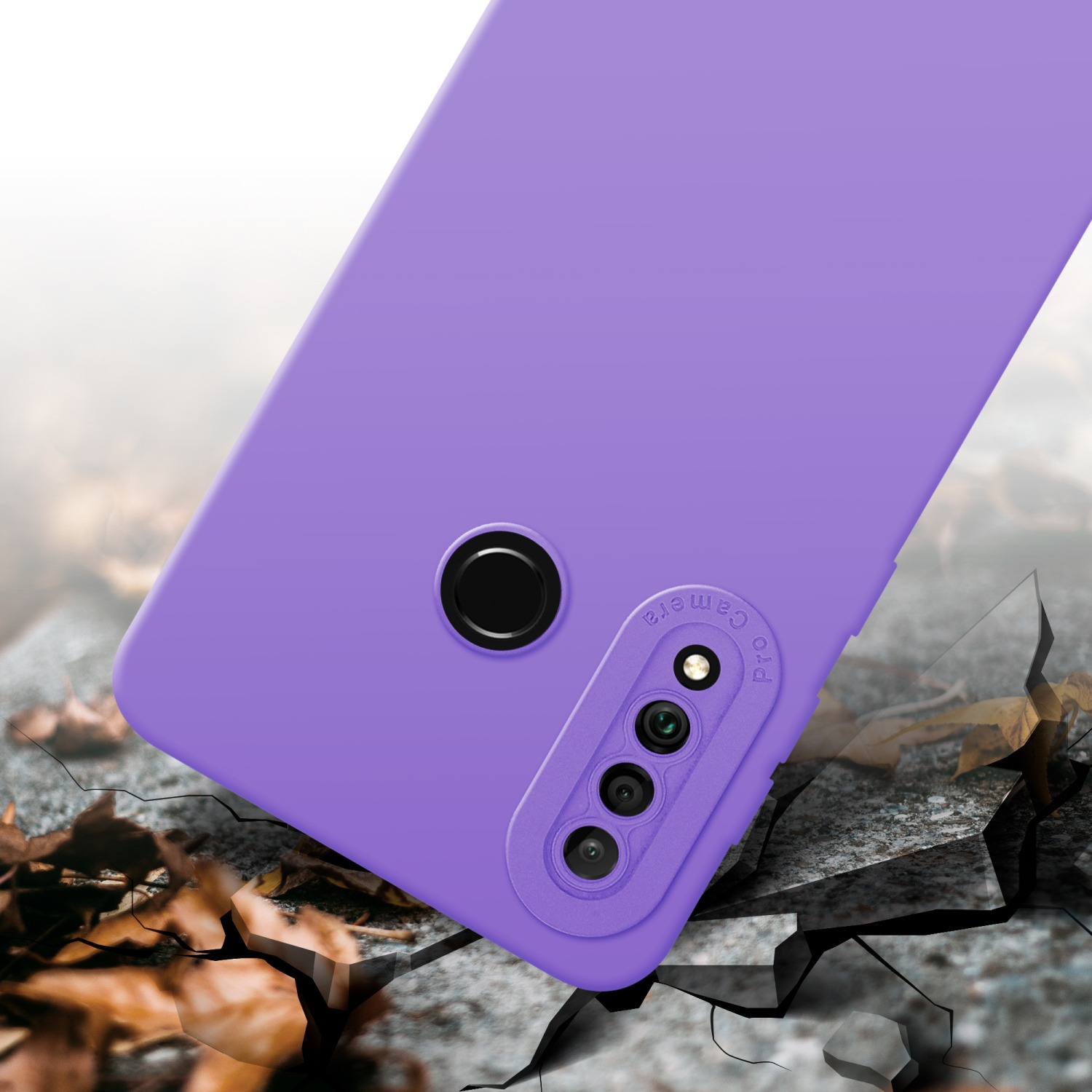 Custodia viola su superficie incrinata. Dettaglio fotocamera visibile. Sfondo con foglie.