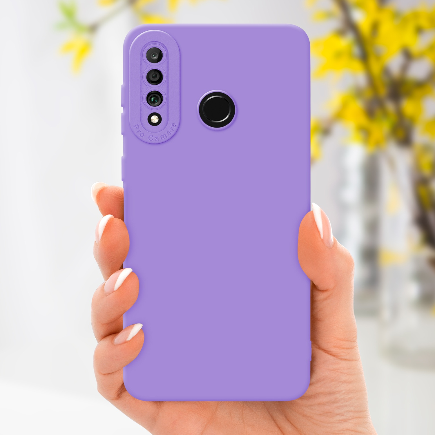 Una mano che tiene una custodia viola per telefono con fotocamera pro. Fiori gialli sullo sfondo.