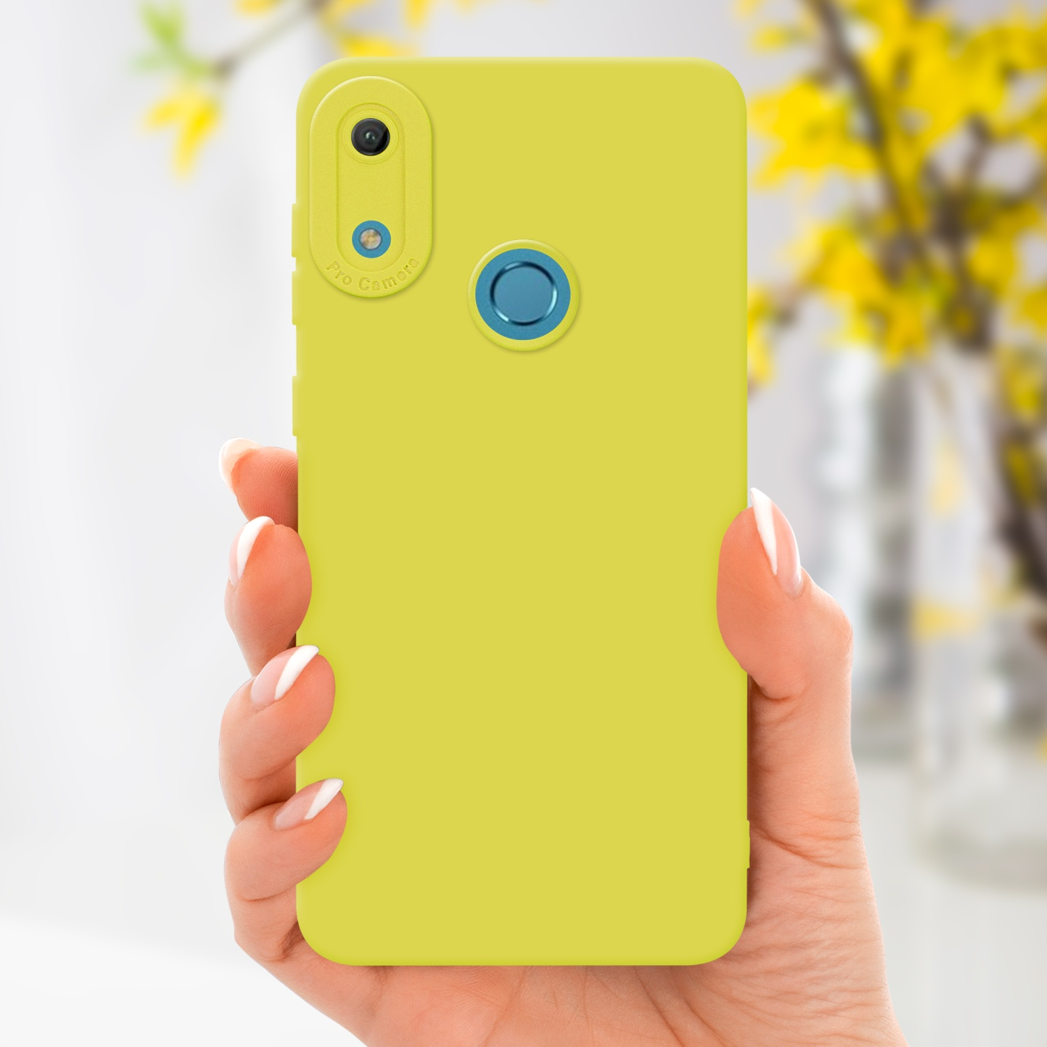 Mano che tiene una custodia gialla per telefono, con fiori gialli sullo sfondo. Obiettivo della fotocamera blu.