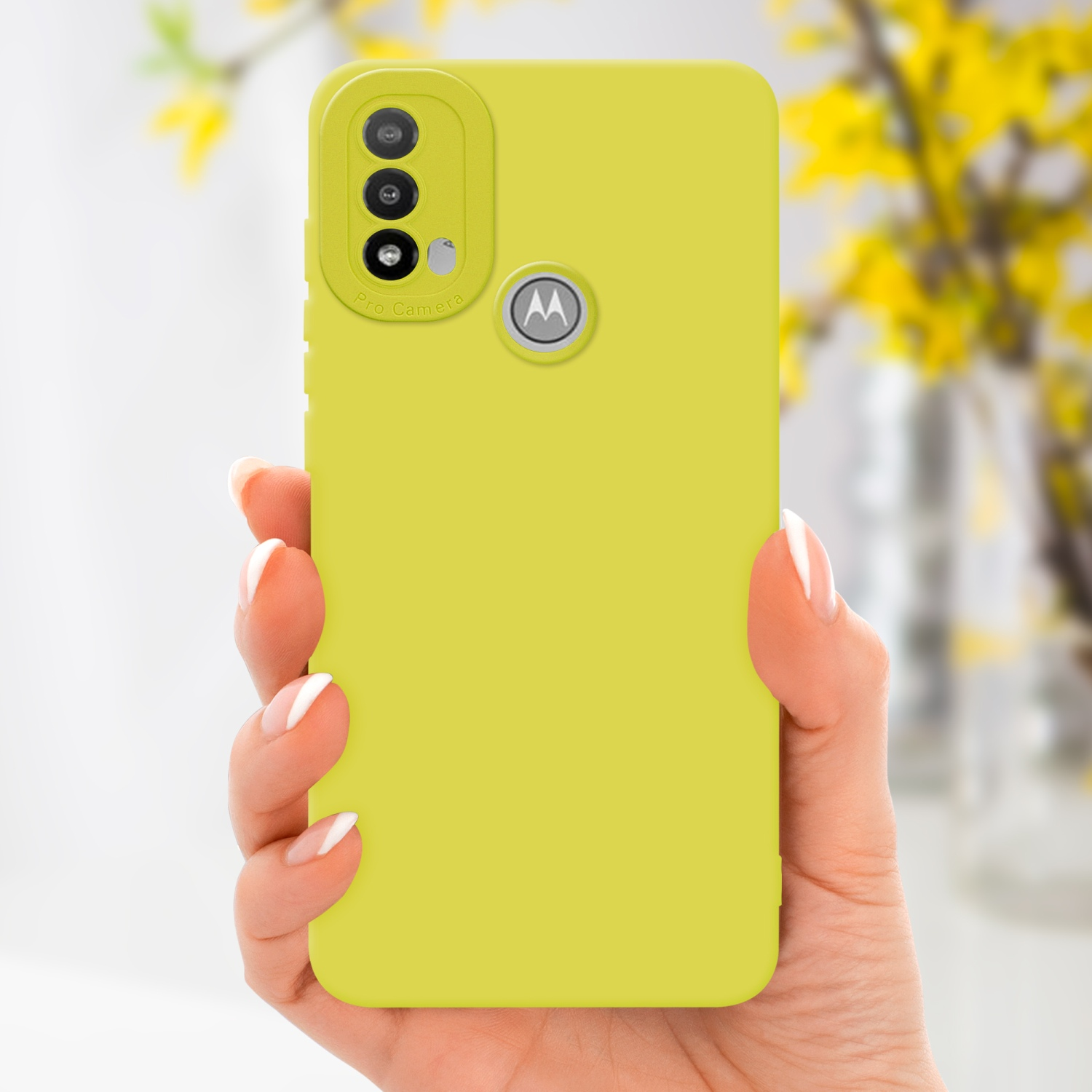 Una mano tiene una custodia per telefono gialla. Lo sfondo è sfocato con fiori gialli.