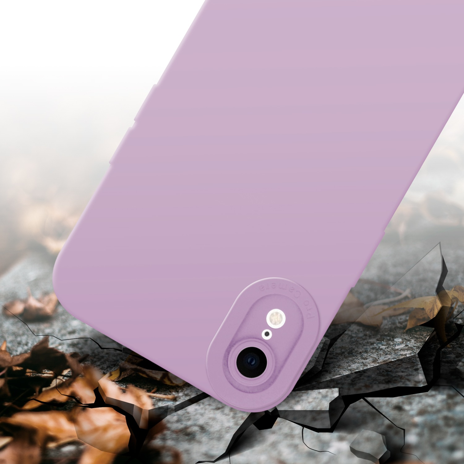 Custodia per telefono lavanda con fotocamera. È su una superficie incrinata, con foglie.
