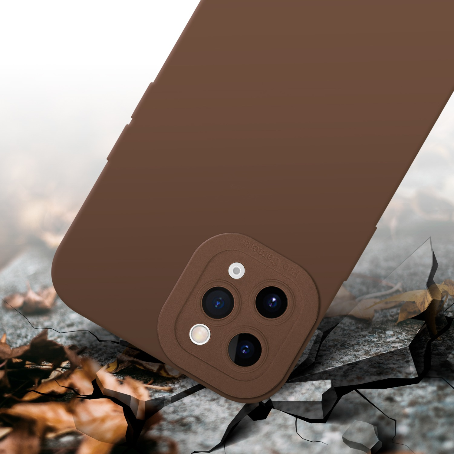 Custodia marrone su superficie crepata, dettaglio fotocamera visibile.
