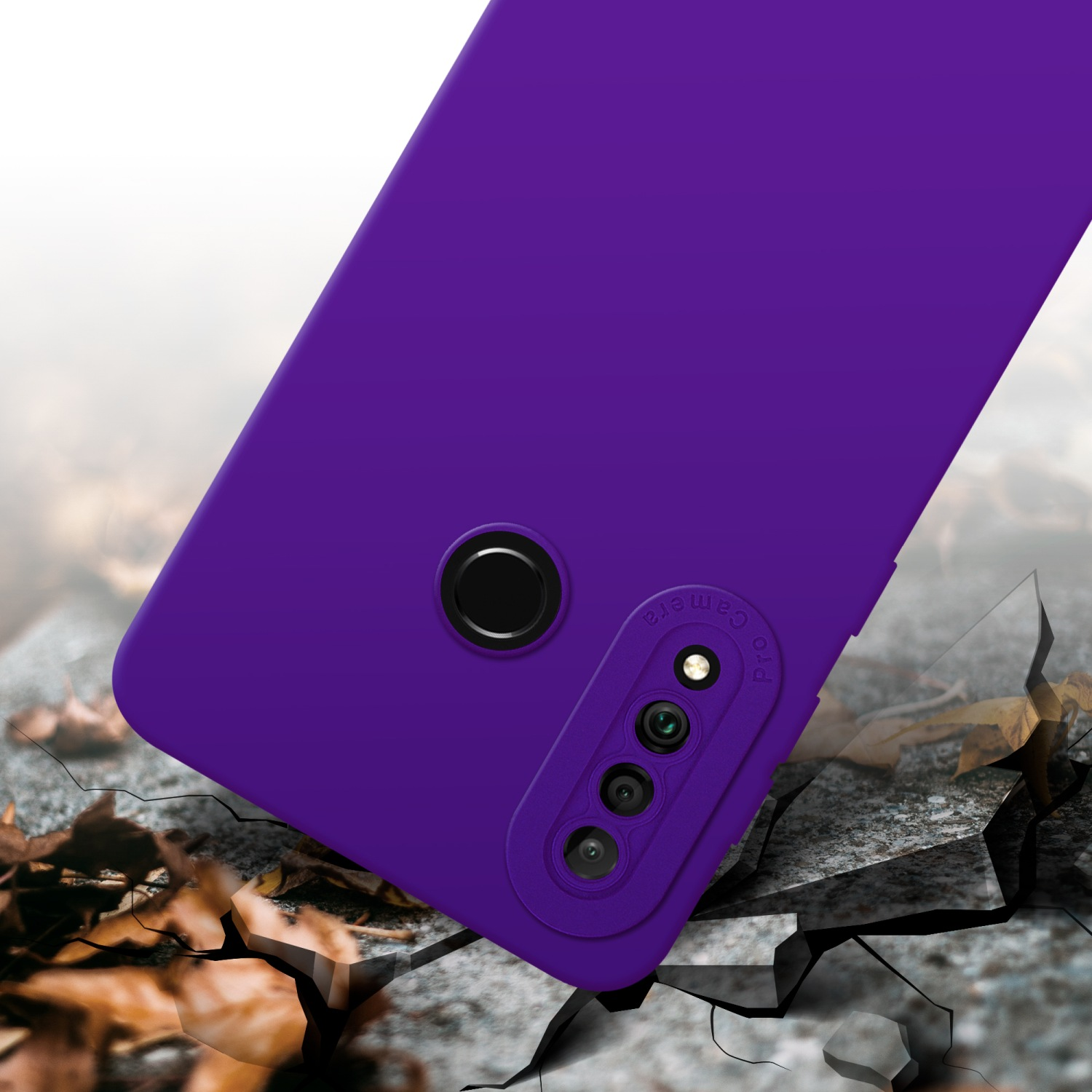 Custodia viola su superficie crepata. Dettaglio fotocamera visibile. Sfondo che si sgretola.