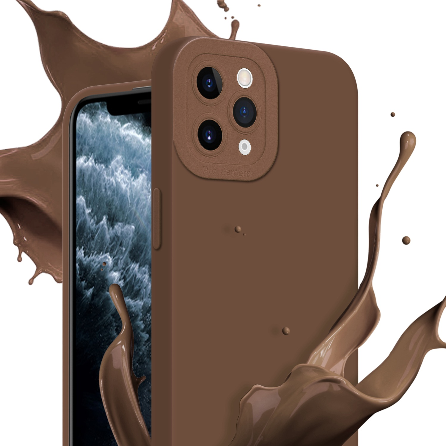 Una custodia marrone per telefono con un telefono e schizzi di cioccolato. La custodia ha un ritaglio per la fotocamera. Sfondo bianco.