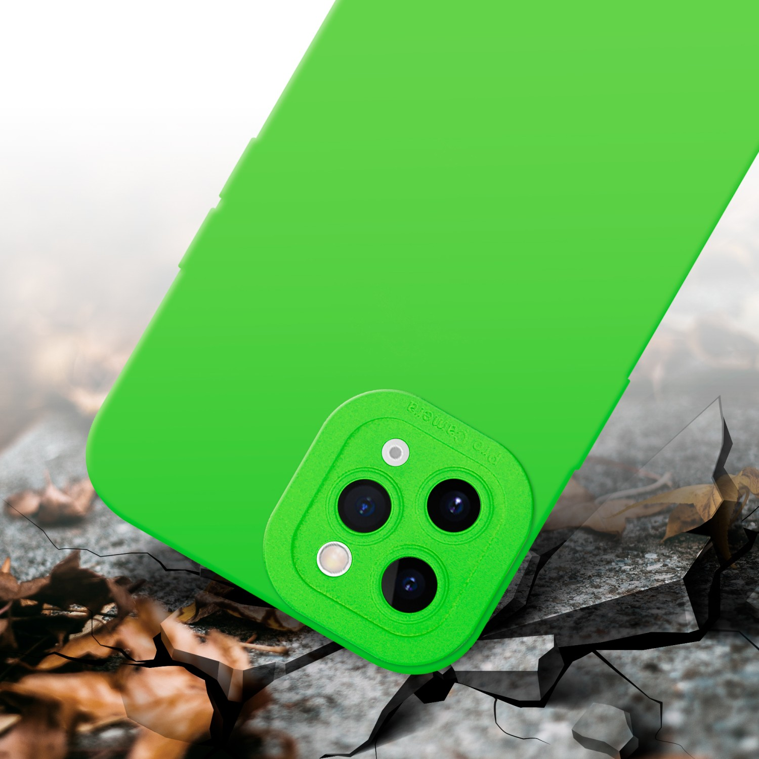 Custodia verde con array di fotocamere su superficie di pietra incrinata con foglie.