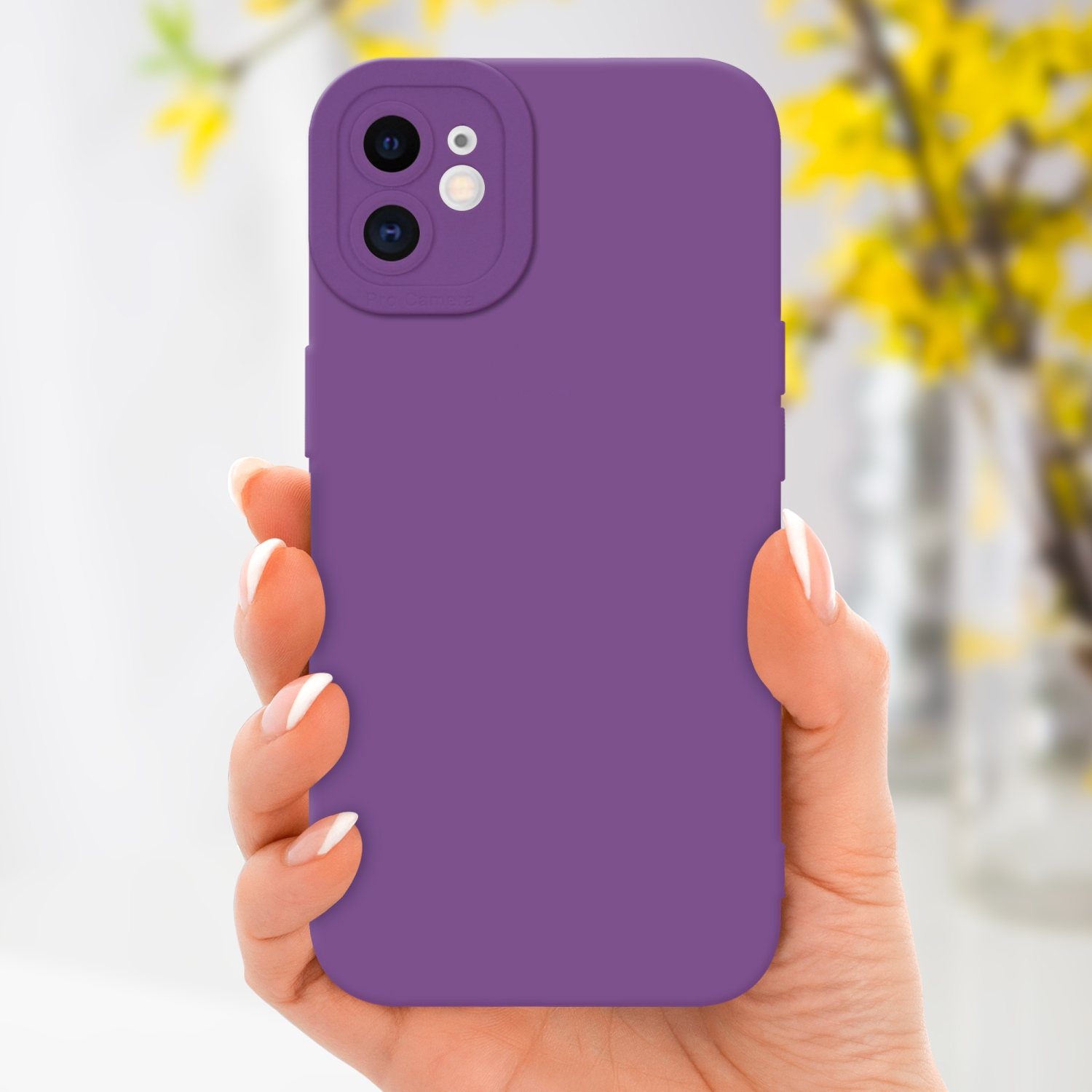 Custodia per telefono viola tenuta in mano. Lo sfondo ha fiori gialli.
