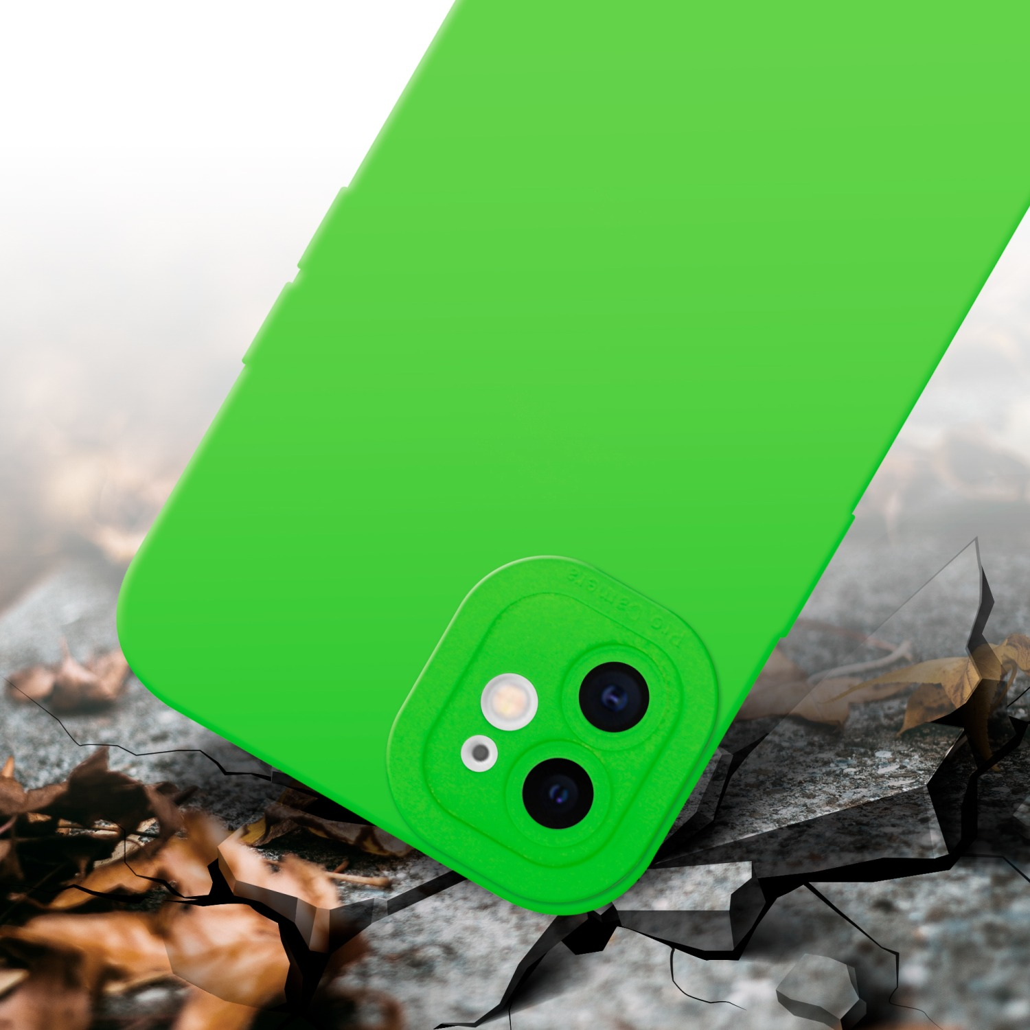 Una custodia per telefono verde con ritaglio per la fotocamera, su una superficie screpolata con foglie e sfondo sfocato.