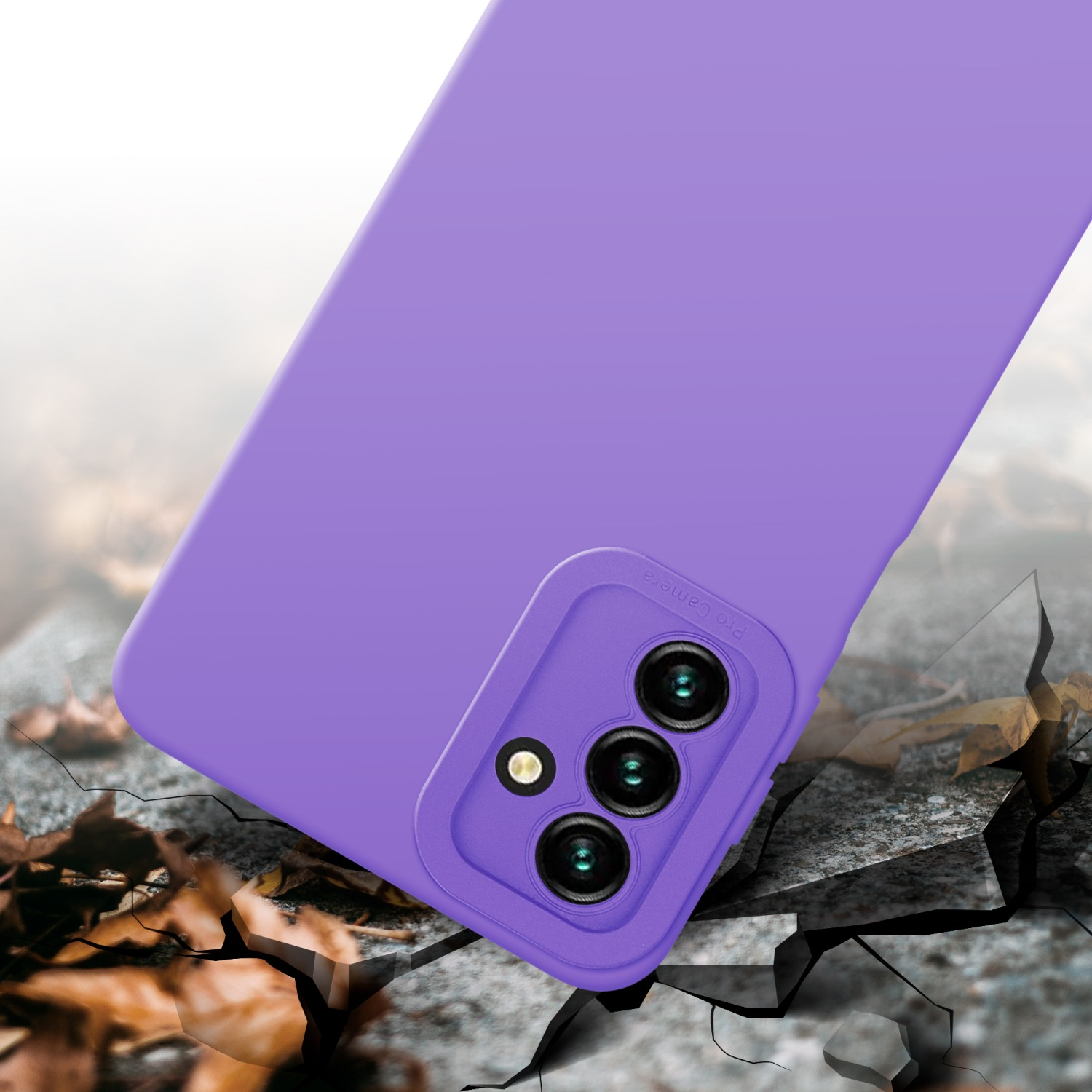 Custodia viola su superficie crepata. Dettaglio fotocamera visibile. Sfondo che si sgretola.