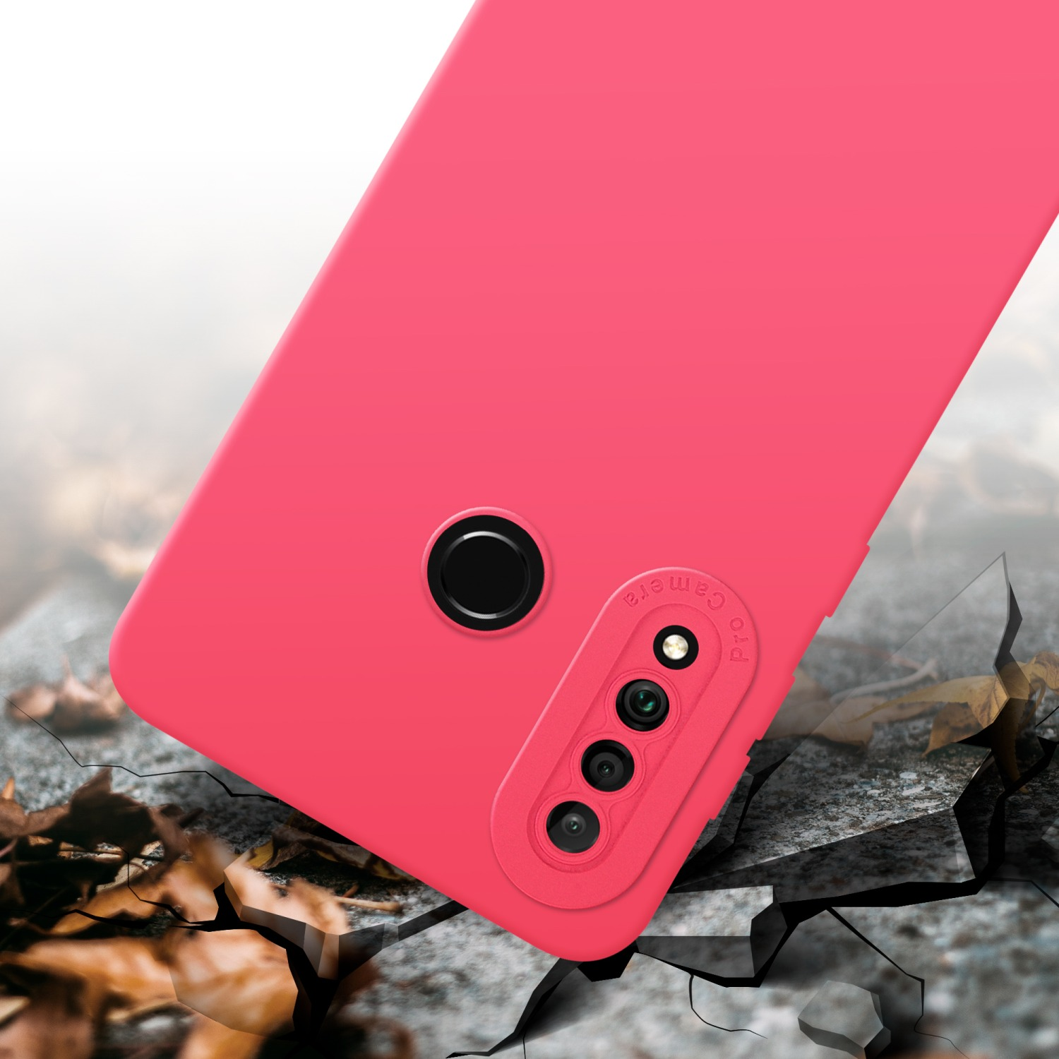 Custodia rosa con tre fotocamere, sfondo con terreno crepato.