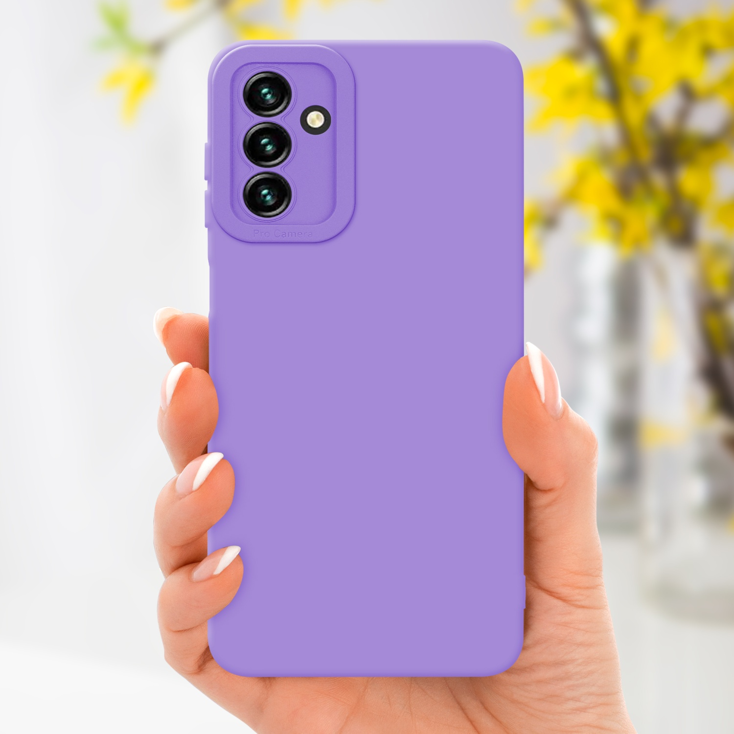 Una mano che tiene una custodia viola, con uno sfondo sfocato di fiori gialli.