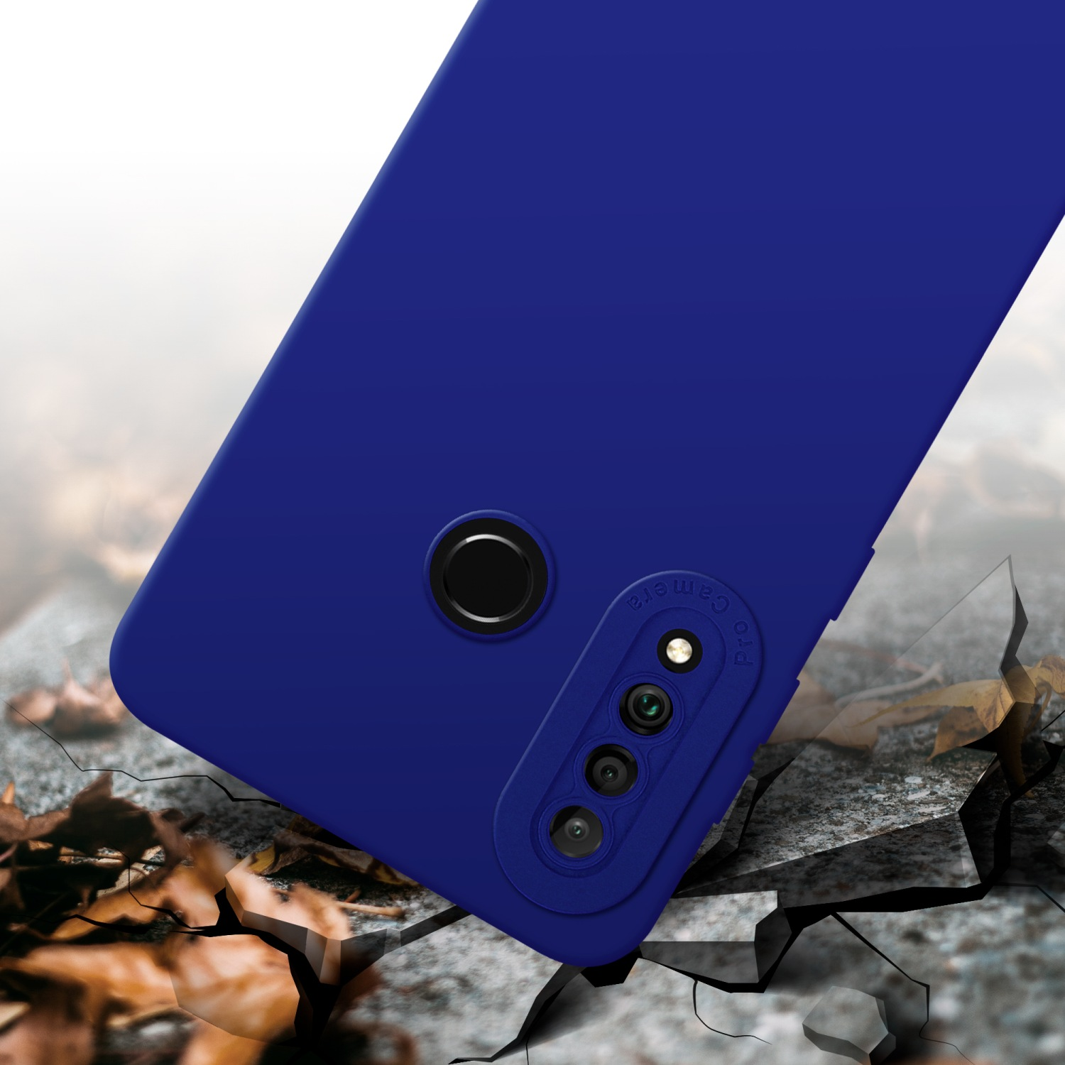 Una custodia blu è su una superficie incrinata. La custodia ha un modulo fotocamera.