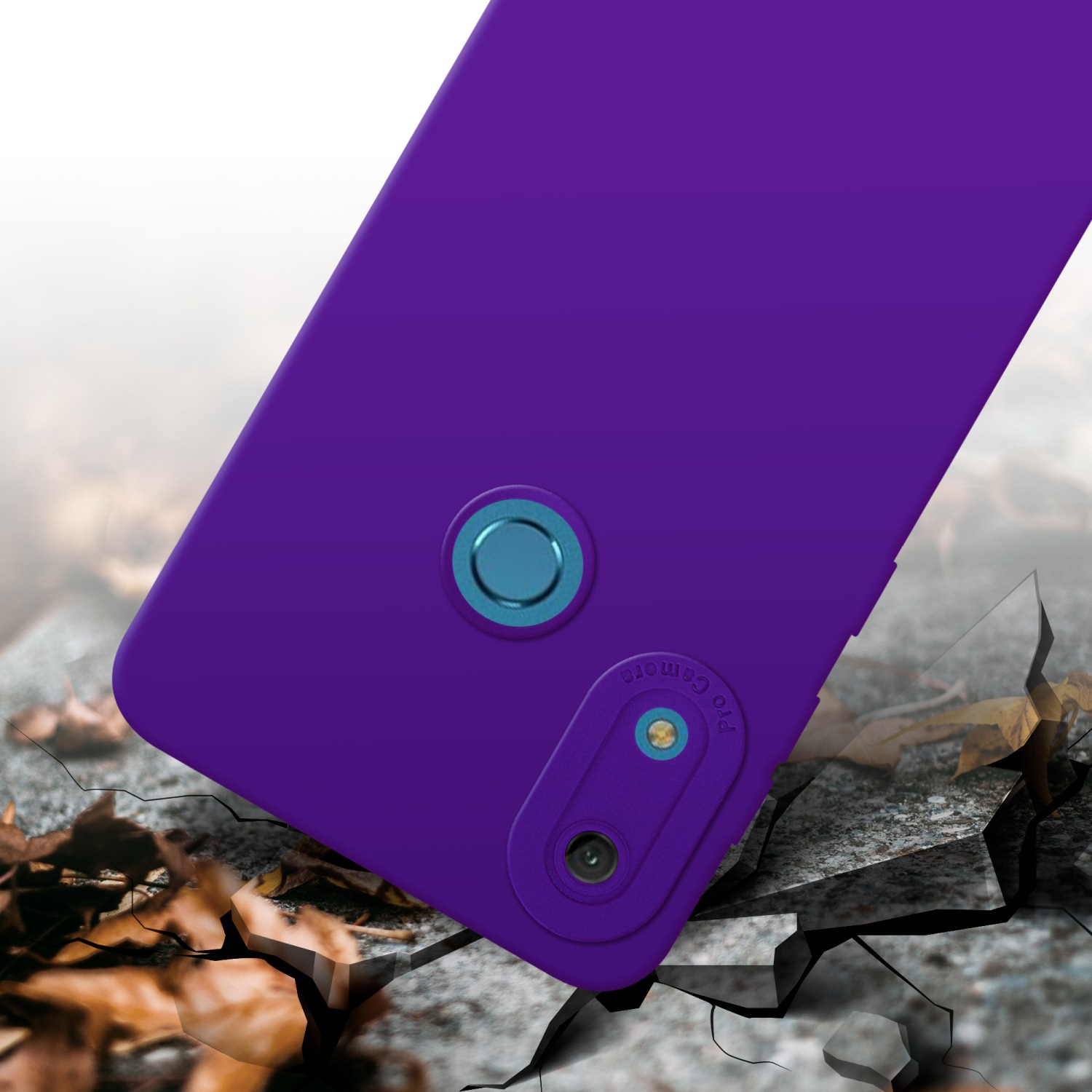 Coque de téléphone violette sur surface fissurée, avec module caméra.
