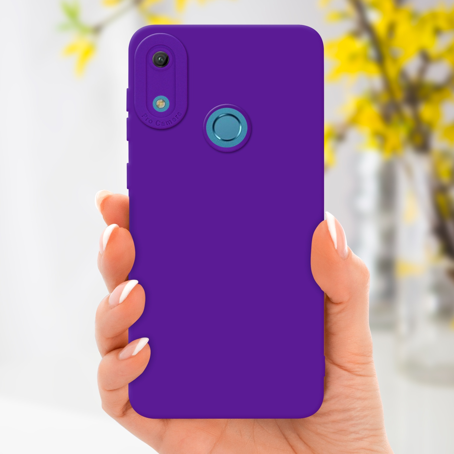 Main tenant une coque de téléphone violette. Fleurs jaunes en arrière-plan.