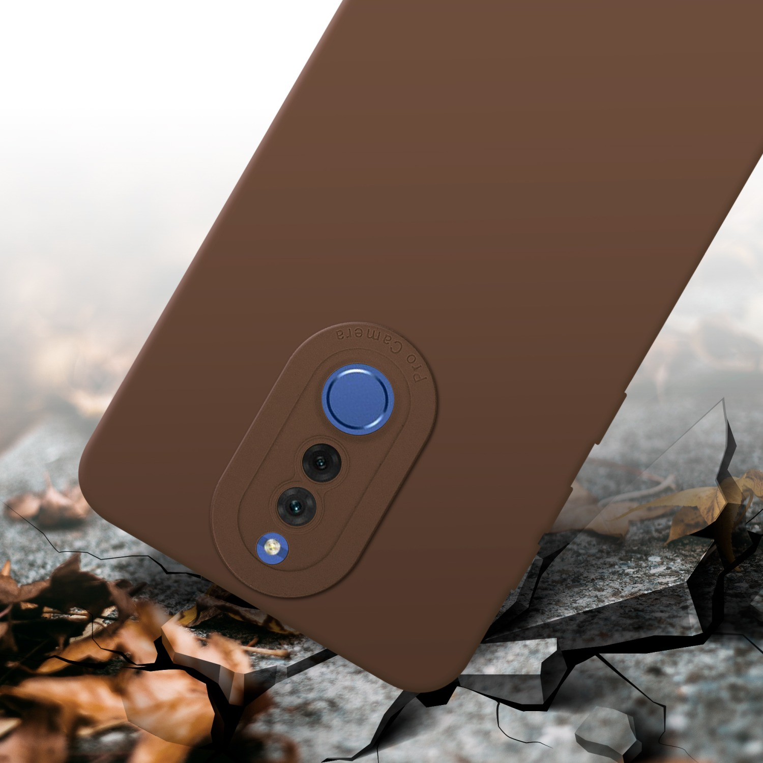 Custodia marrone per telefono con fotocamera su superficie incrinata, con sfondo sfocato.