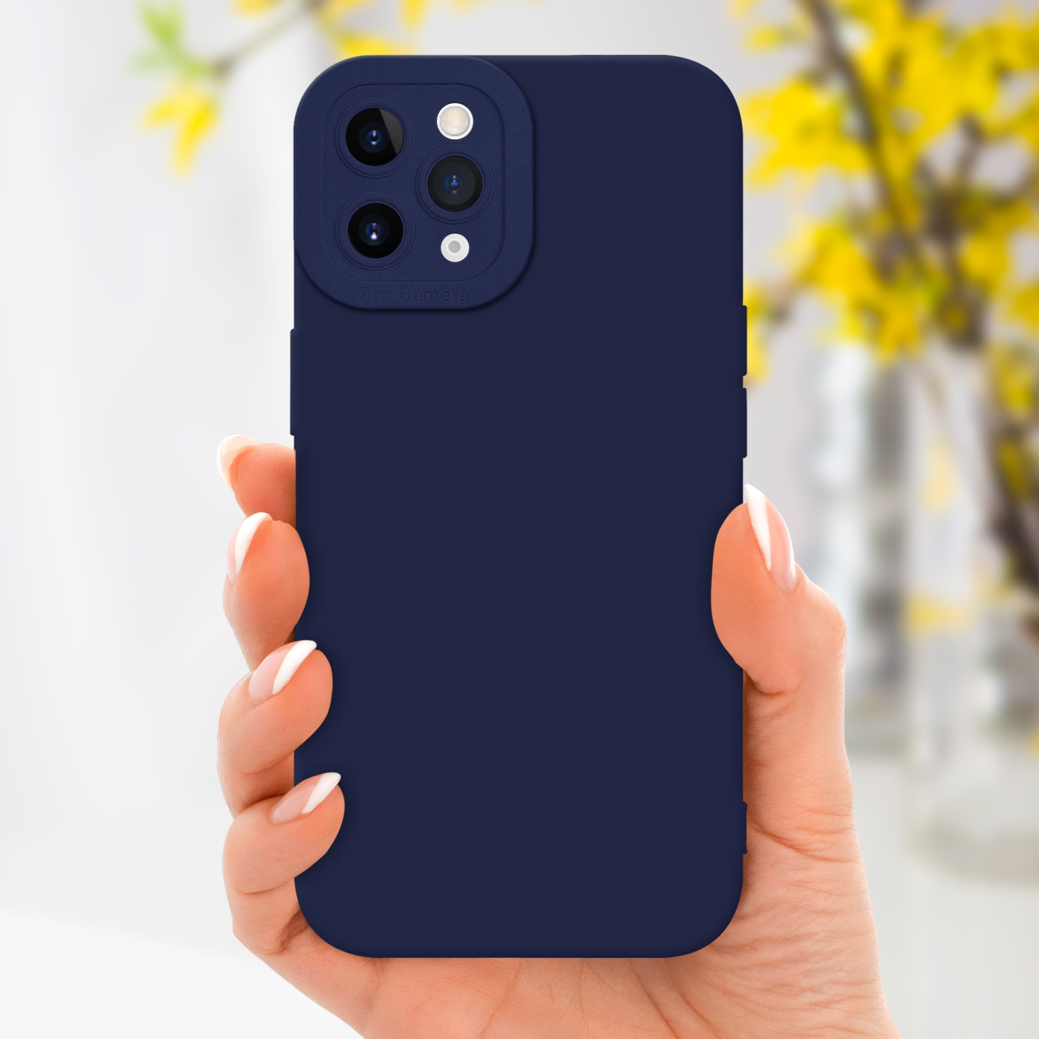 Una mano che tiene una custodia per telefono blu navy. Fiori gialli sfocati sullo sfondo.