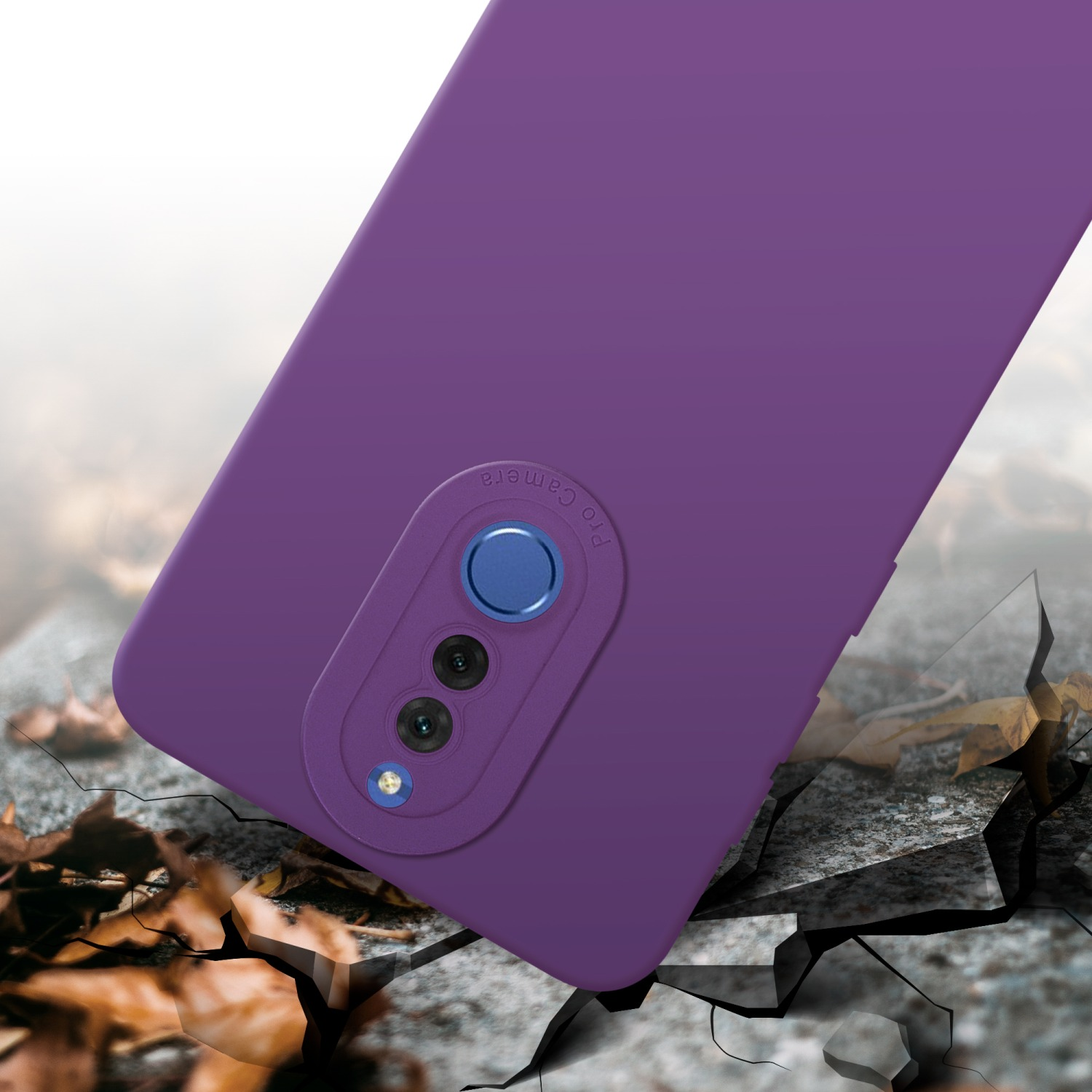 Custodia per telefono viola con lenti della fotocamera su una superficie crepata con foglie sparse.