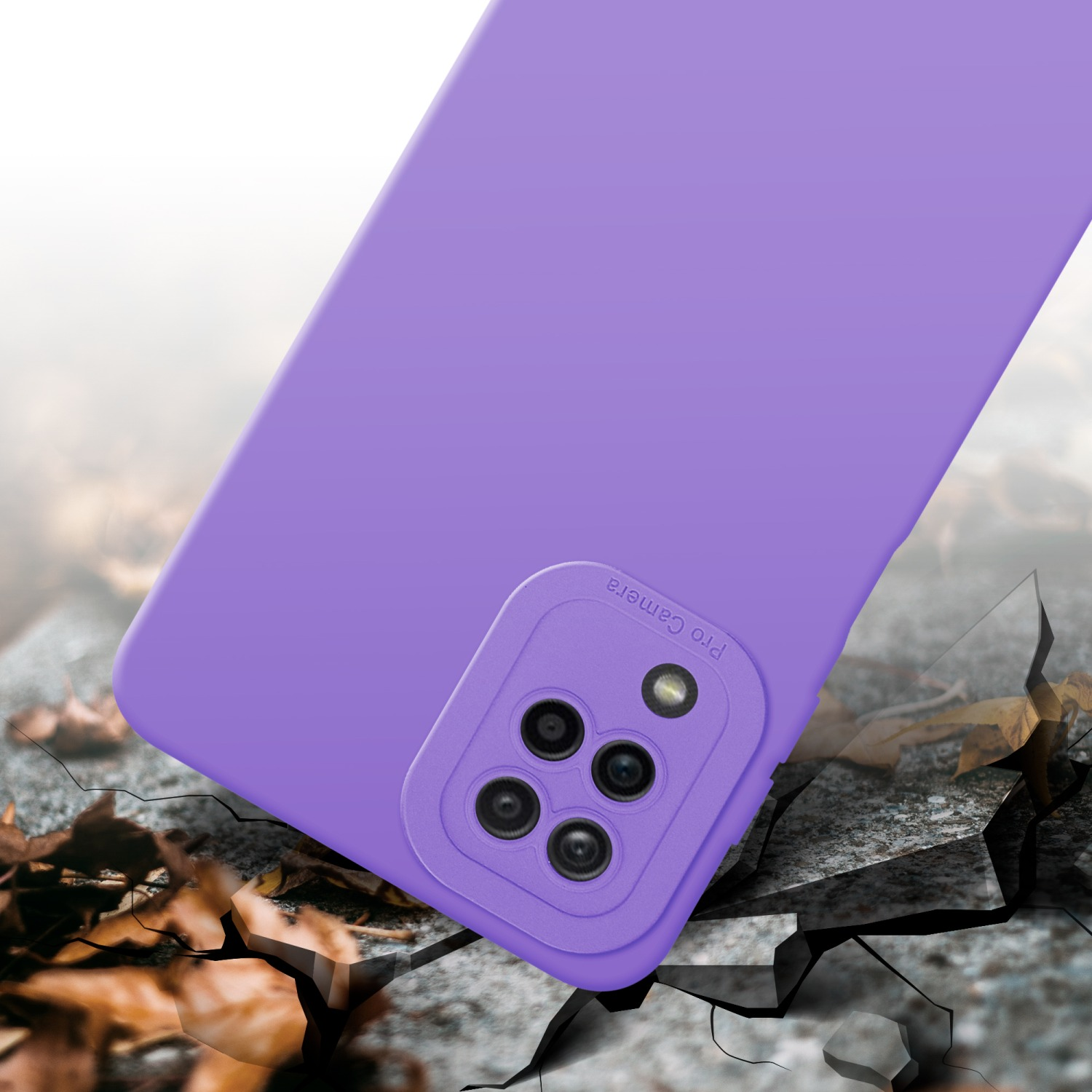 Una custodia viola per telefono su superficie incrinata. Sono visibili foglie marroni.