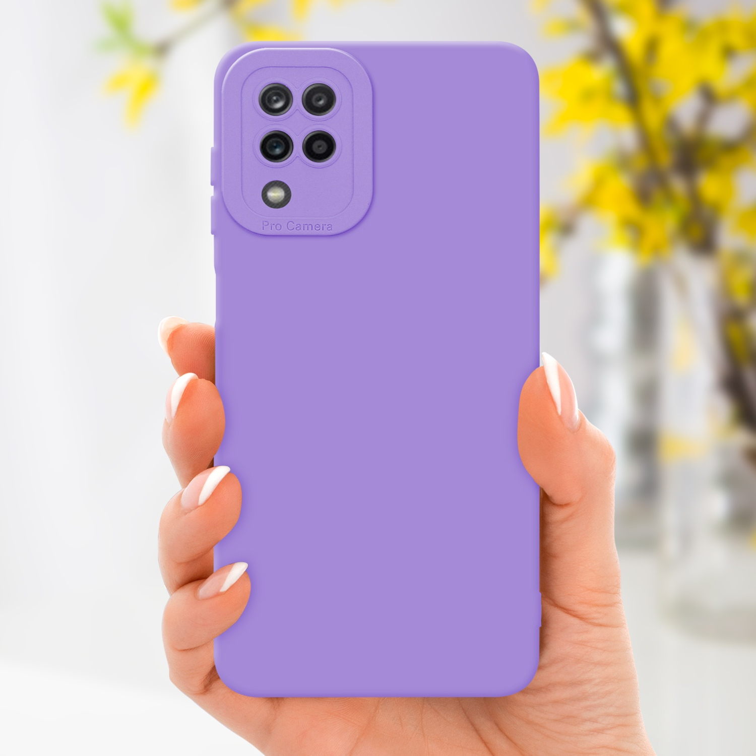 Mano che tiene una custodia viola per telefono. Fiori gialli sullo sfondo. Sfondo bianco.