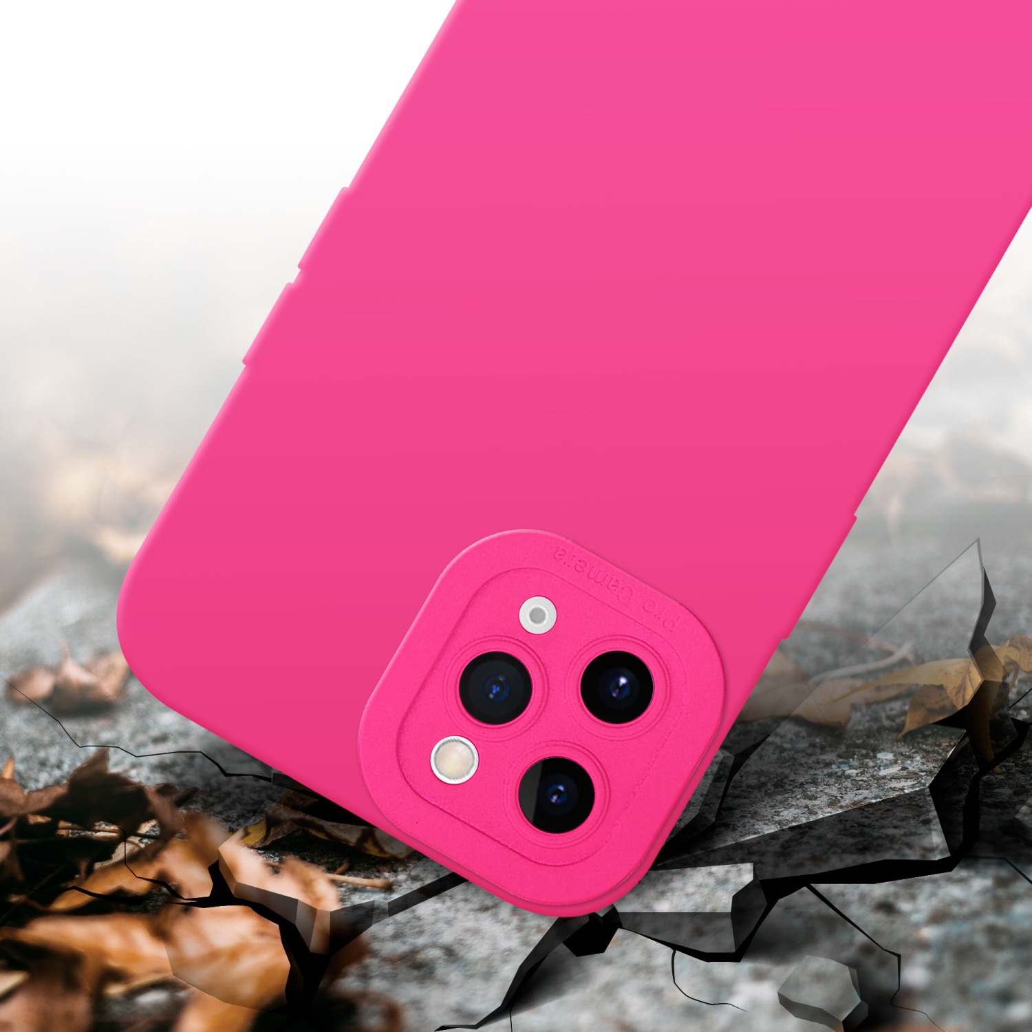 Una custodia rosa poggia su una superficie incrinata. Il retro con le lenti della fotocamera è visibile.
