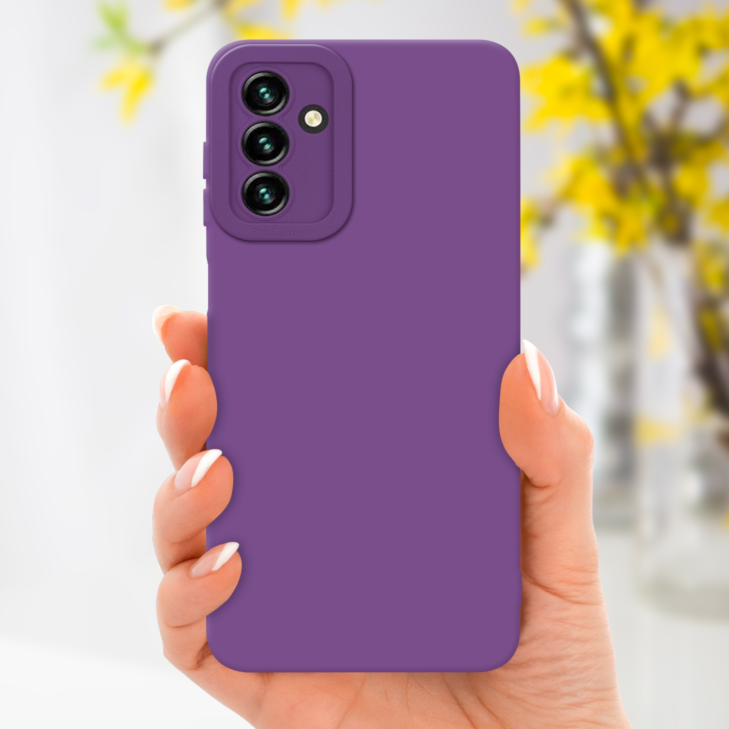 Mano che tiene custodia viola, con fiori gialli sfocati sullo sfondo.