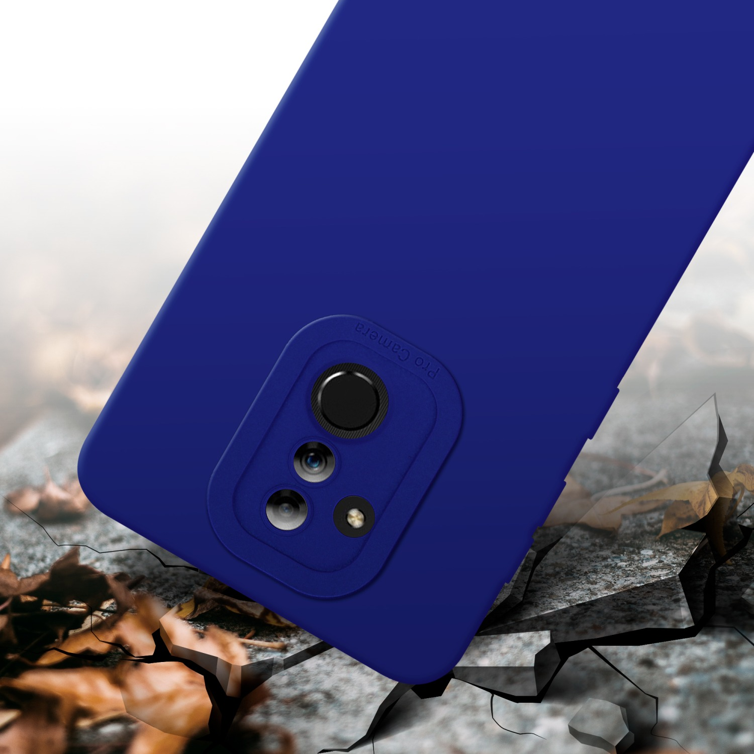 Custodia per telefono blu su una superficie incrinata. Sfondo bianco.