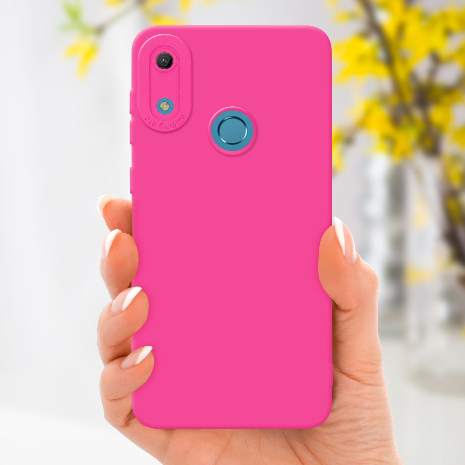 Hand hält pinkfarbene Handyhülle. Hintergrund zeigt gelbe Blumen.