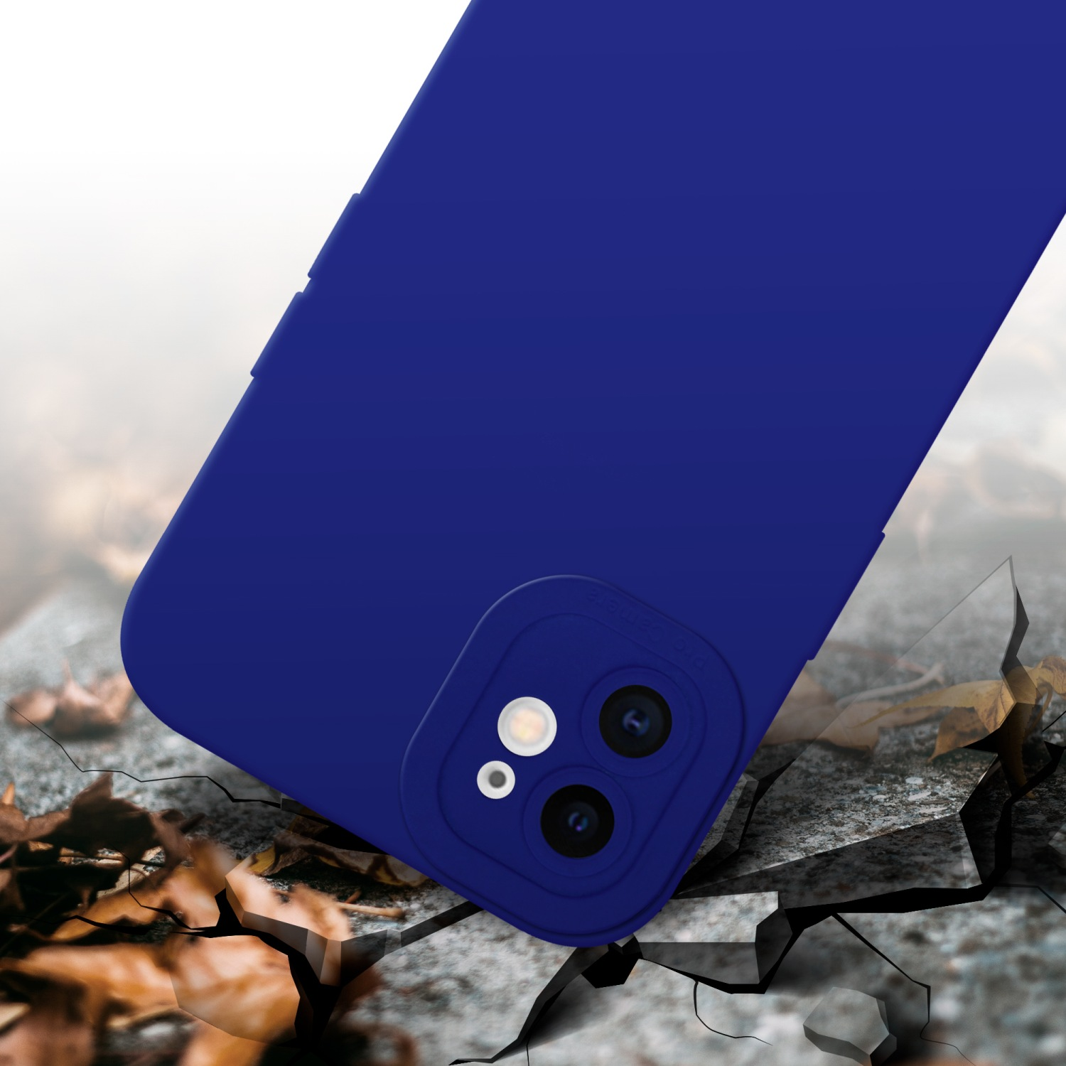 Una custodia blu per telefono su una superficie incrinata. La custodia ha un ritaglio per la fotocamera e si trova su un pavimento roccioso.