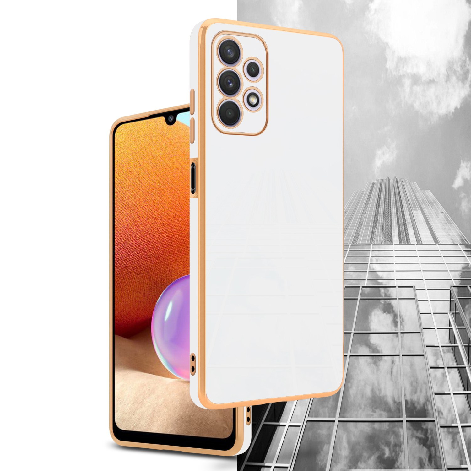 Weiße Handyhülle mit goldfarbenem Besatz auf dem Telefon. Schwarz-weißer Wolkenkratzerhintergrund.