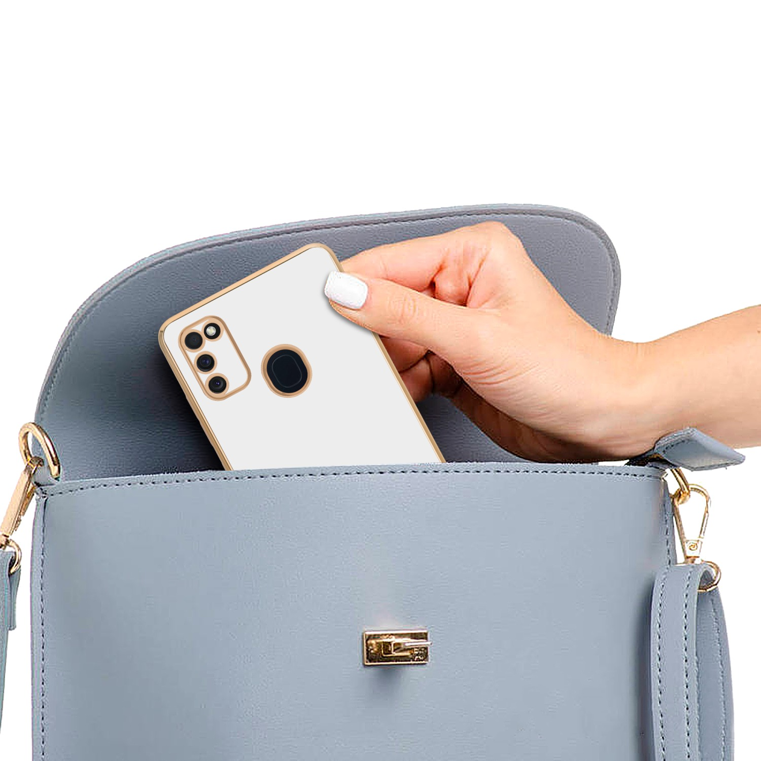 Hand legt ein Telefon in eine blaue Tasche. Weißer Hintergrund.