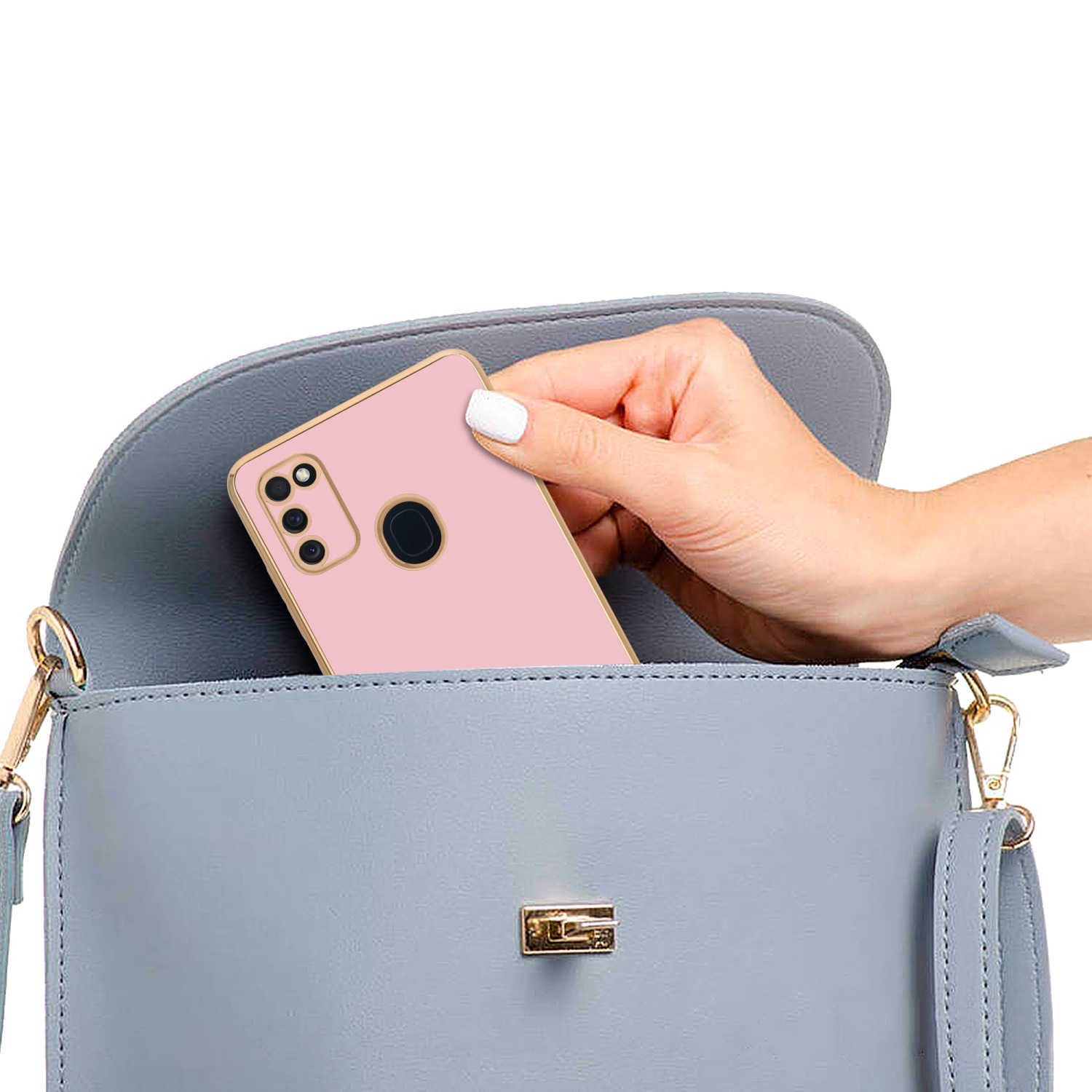 Rosa Handyhülle in einer blauen Handtasche. Weißer Hintergrund.