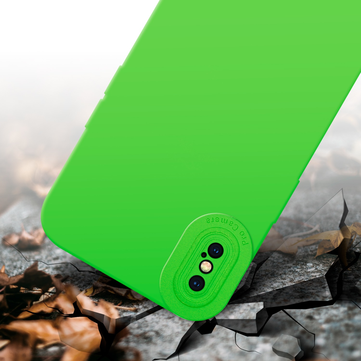 Custodia verde con tre fotocamere, sfondo con terreno crepato.