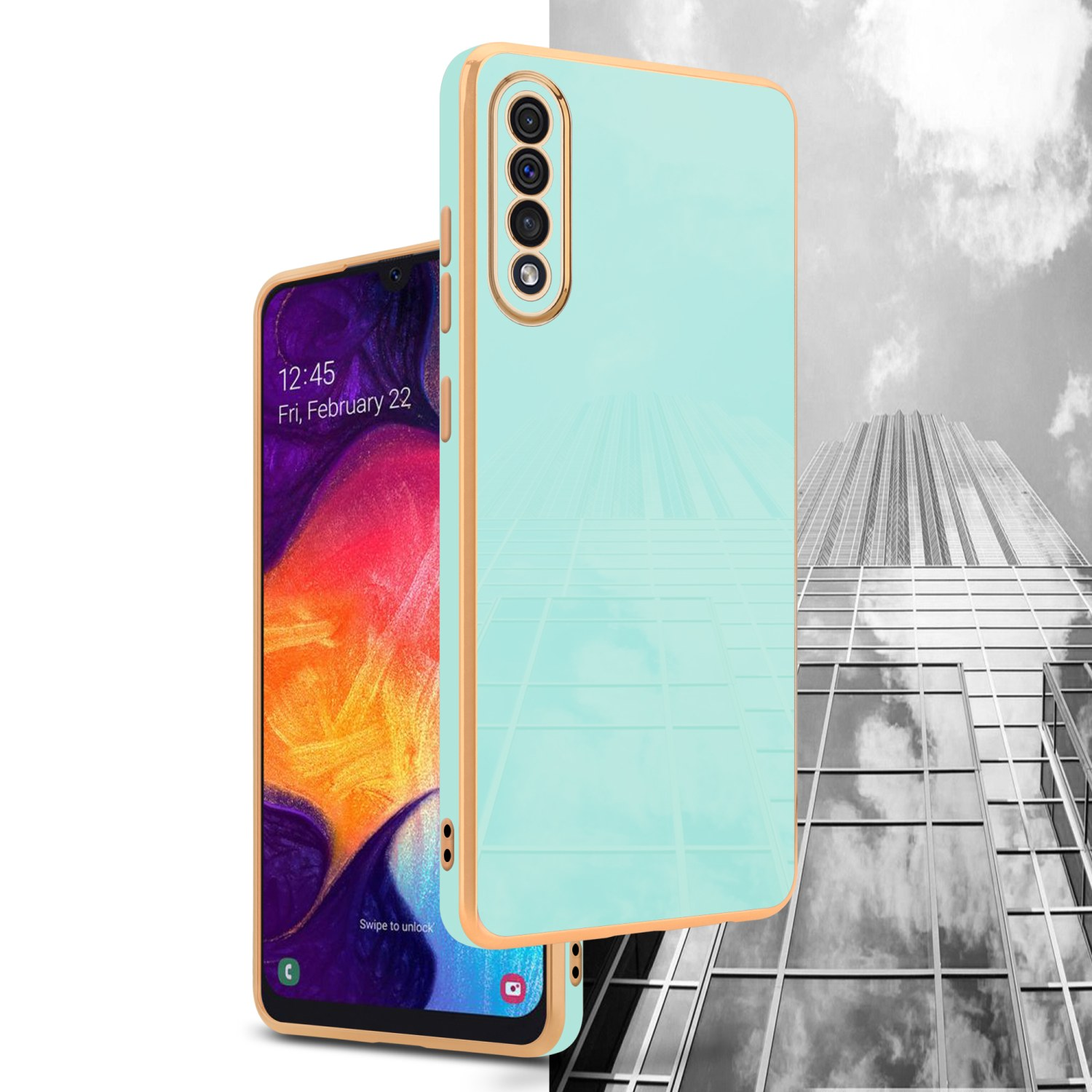 Telefon mit hellblauer Hülle, Goldrand und einem Wolkenkratzer im Hintergrund.