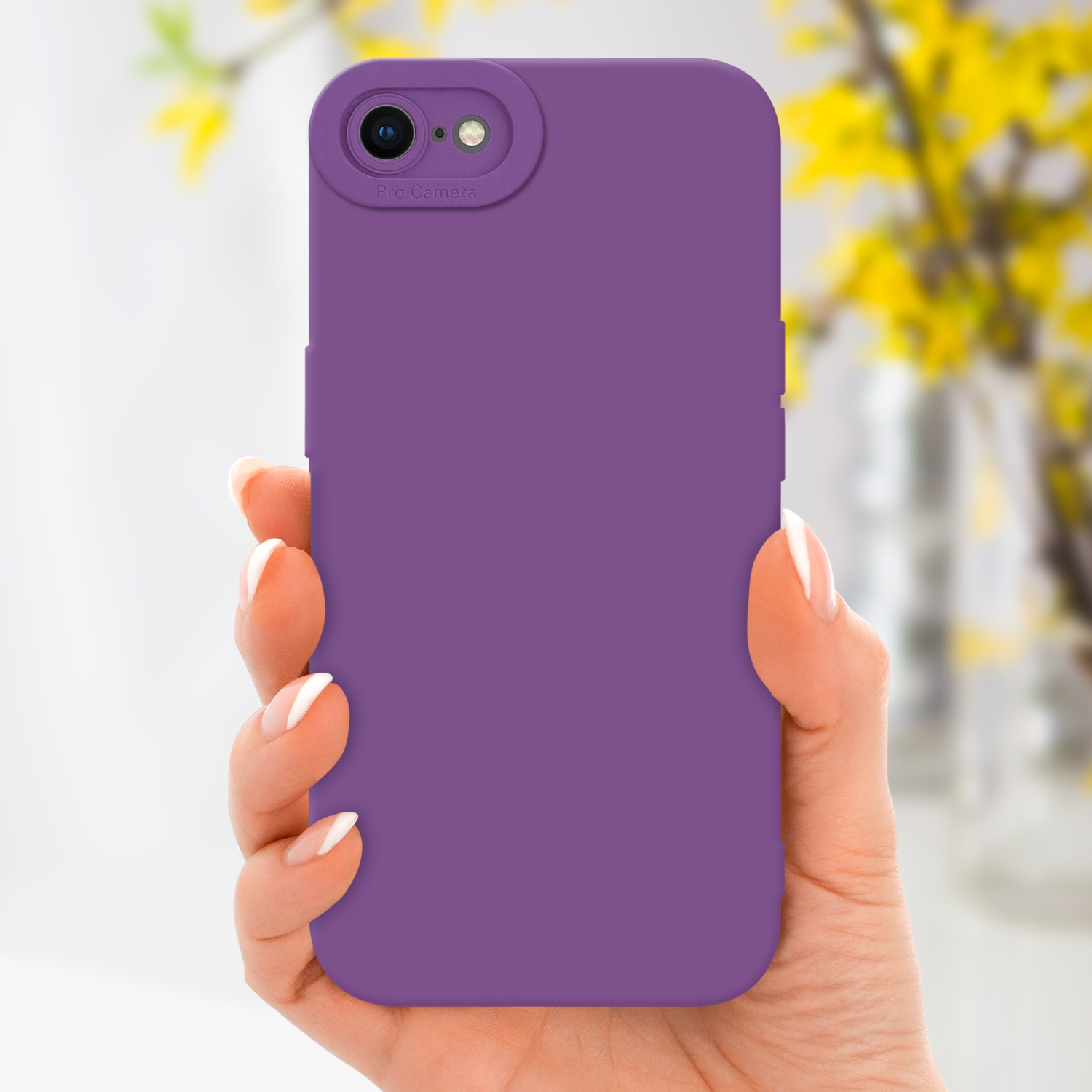 Una mano che tiene una custodia viola con un ritaglio per la fotocamera. Sfondo con fiori gialli.